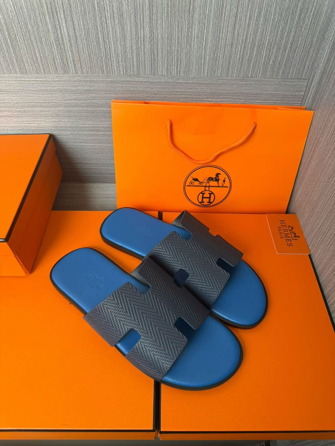 Hermès A貨 男女款 H 型皮革涼拖 亮藍撞色| 14 Hermès A貨 男女款 H 型皮革涼拖 亮藍撞色