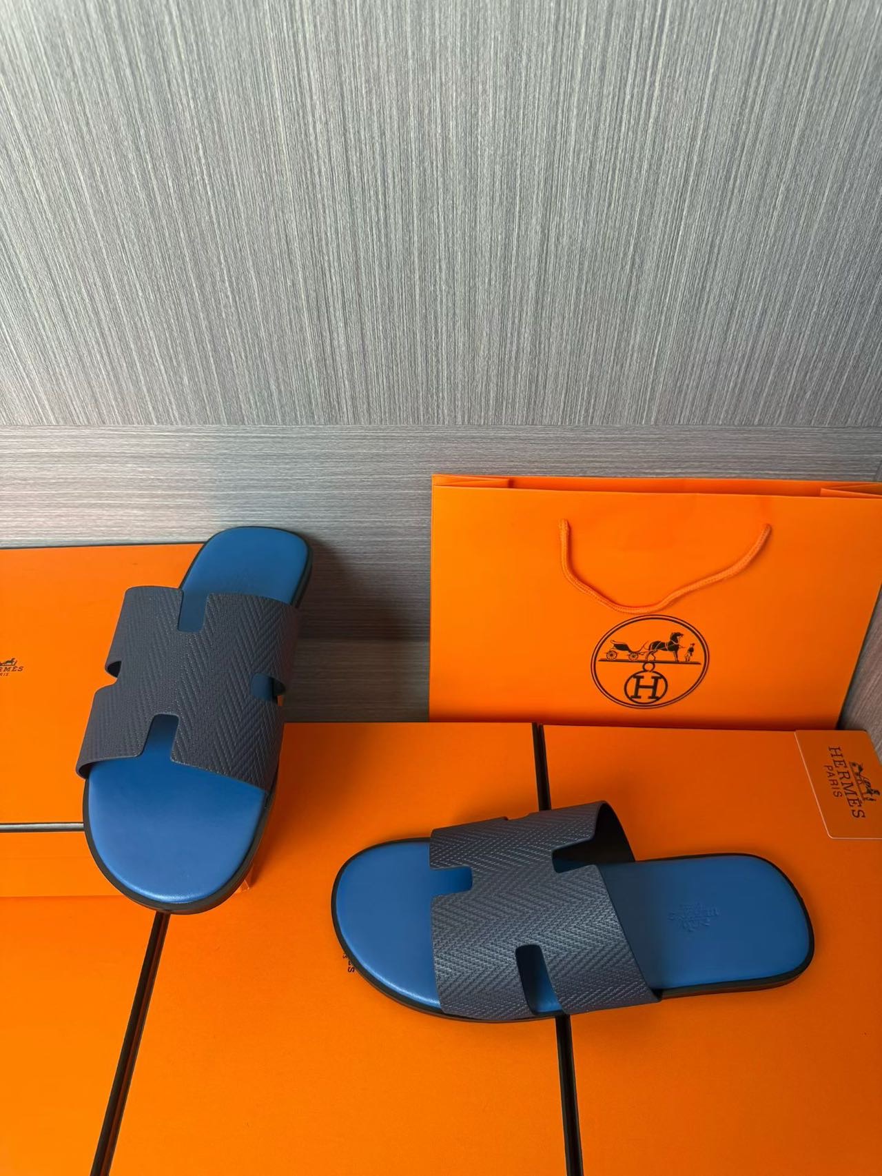 Hermès A貨 男女款 H 型皮革涼拖 亮藍撞色| 9 Hermès A貨 男女款 H 型皮革涼拖 亮藍撞色