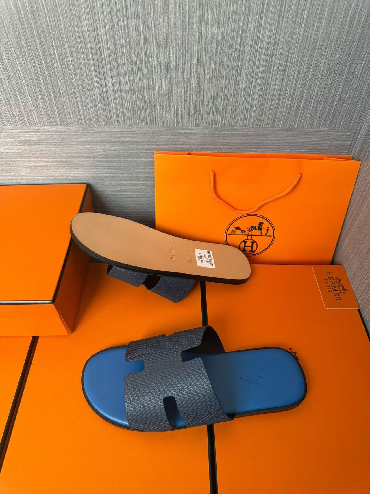 Hermès A貨 男女款 H 型皮革涼拖 亮藍撞色| 7 Hermès A貨 男女款 H 型皮革涼拖 亮藍撞色