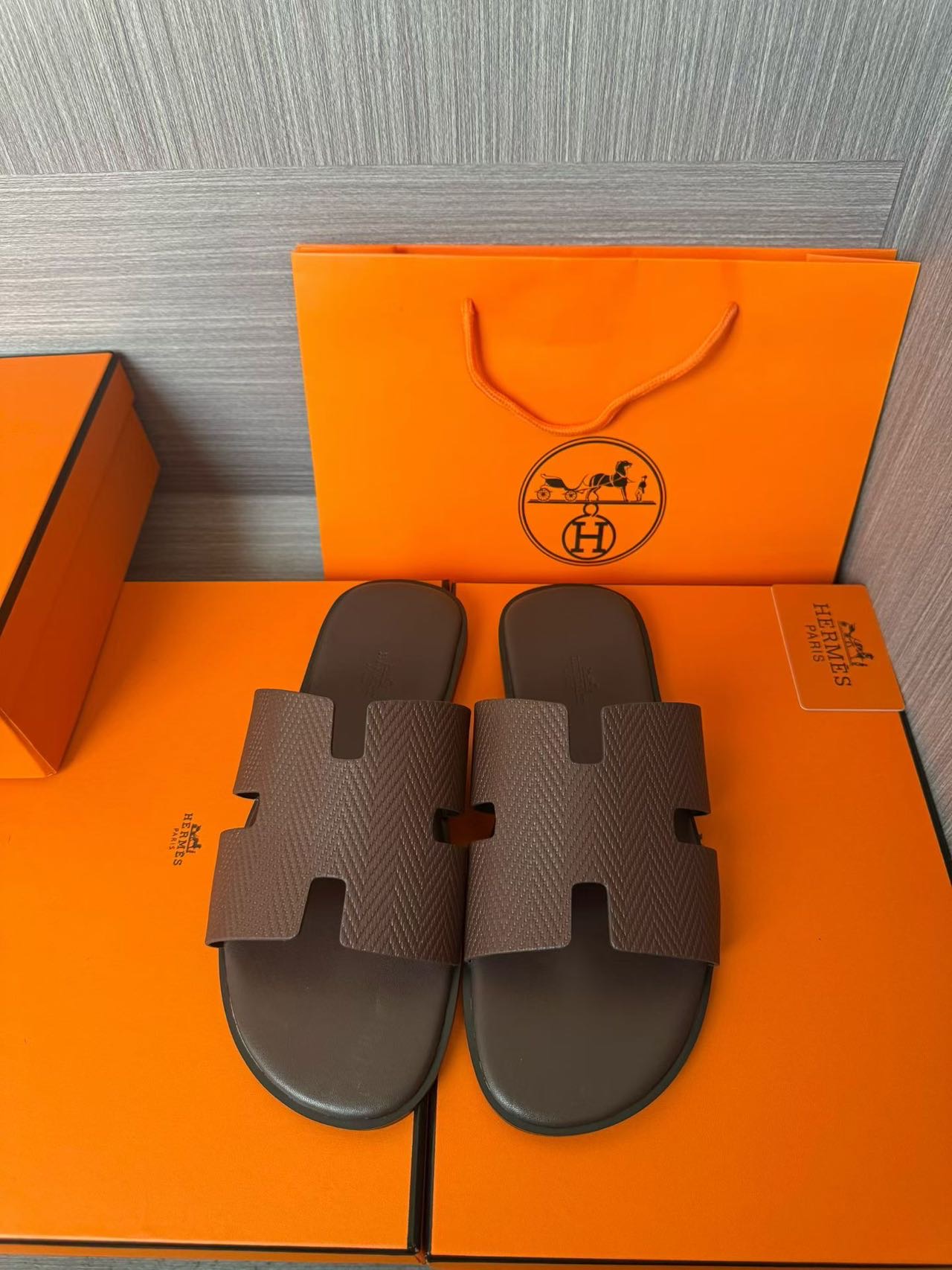 Hermès 高仿 男女款 H 型壓紋皮革涼拖 焦糖經典