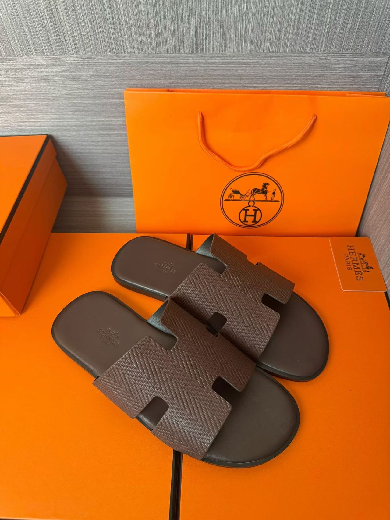 Hermès 高仿 男女款 H 型壓紋皮革涼拖 焦糖經典| 14 Hermès 高仿 男女款 H 型壓紋皮革涼拖 焦糖經典