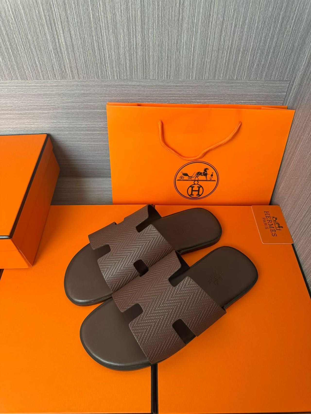 Hermès 高仿 男女款 H 型壓紋皮革涼拖 焦糖經典| 13 Hermès 高仿 男女款 H 型壓紋皮革涼拖 焦糖經典