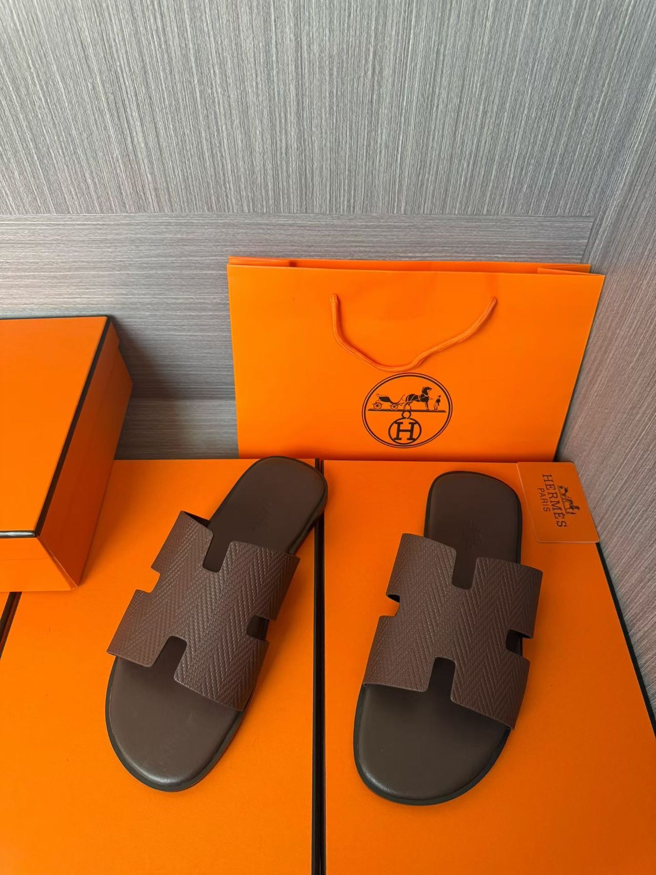 Hermès 高仿 男女款 H 型壓紋皮革涼拖 焦糖經典| 12 Hermès 高仿 男女款 H 型壓紋皮革涼拖 焦糖經典