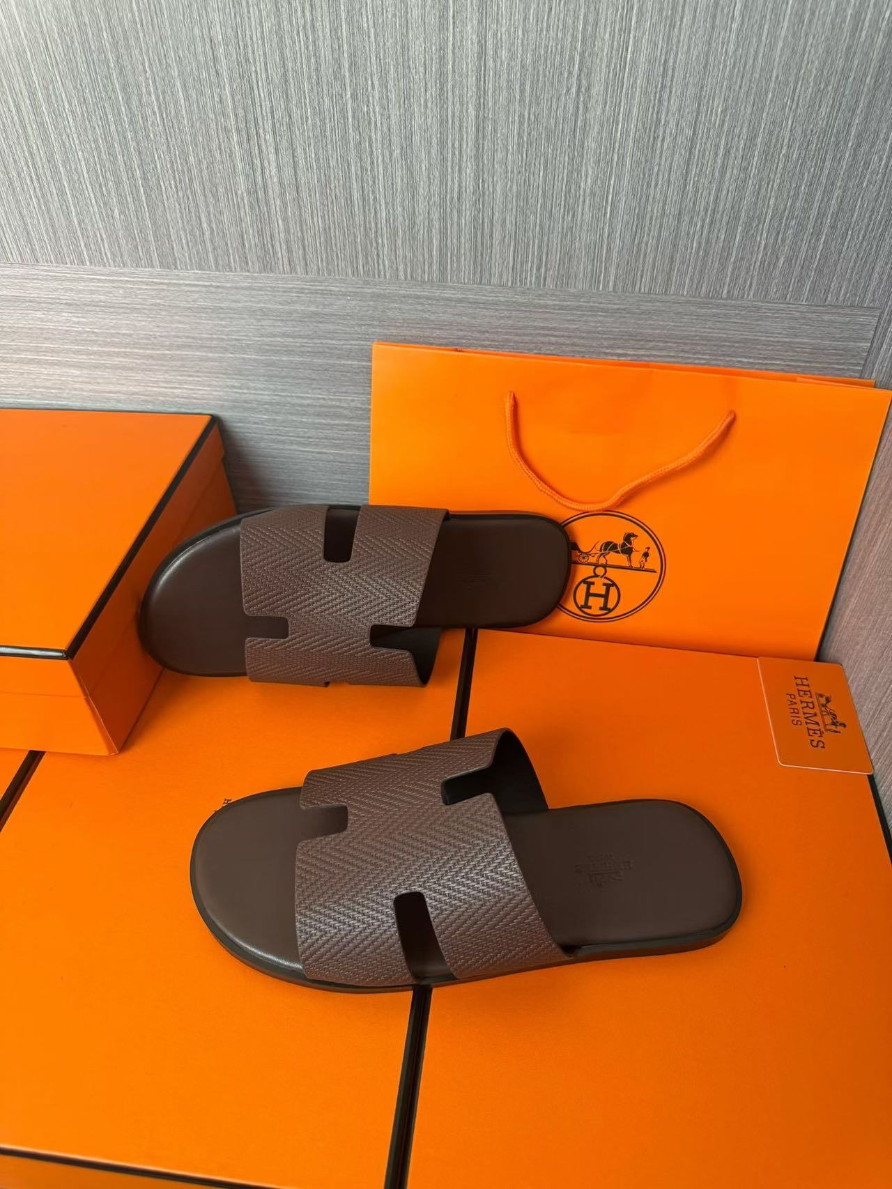 Hermès 高仿 男女款 H 型壓紋皮革涼拖 焦糖經典| 11 Hermès 高仿 男女款 H 型壓紋皮革涼拖 焦糖經典
