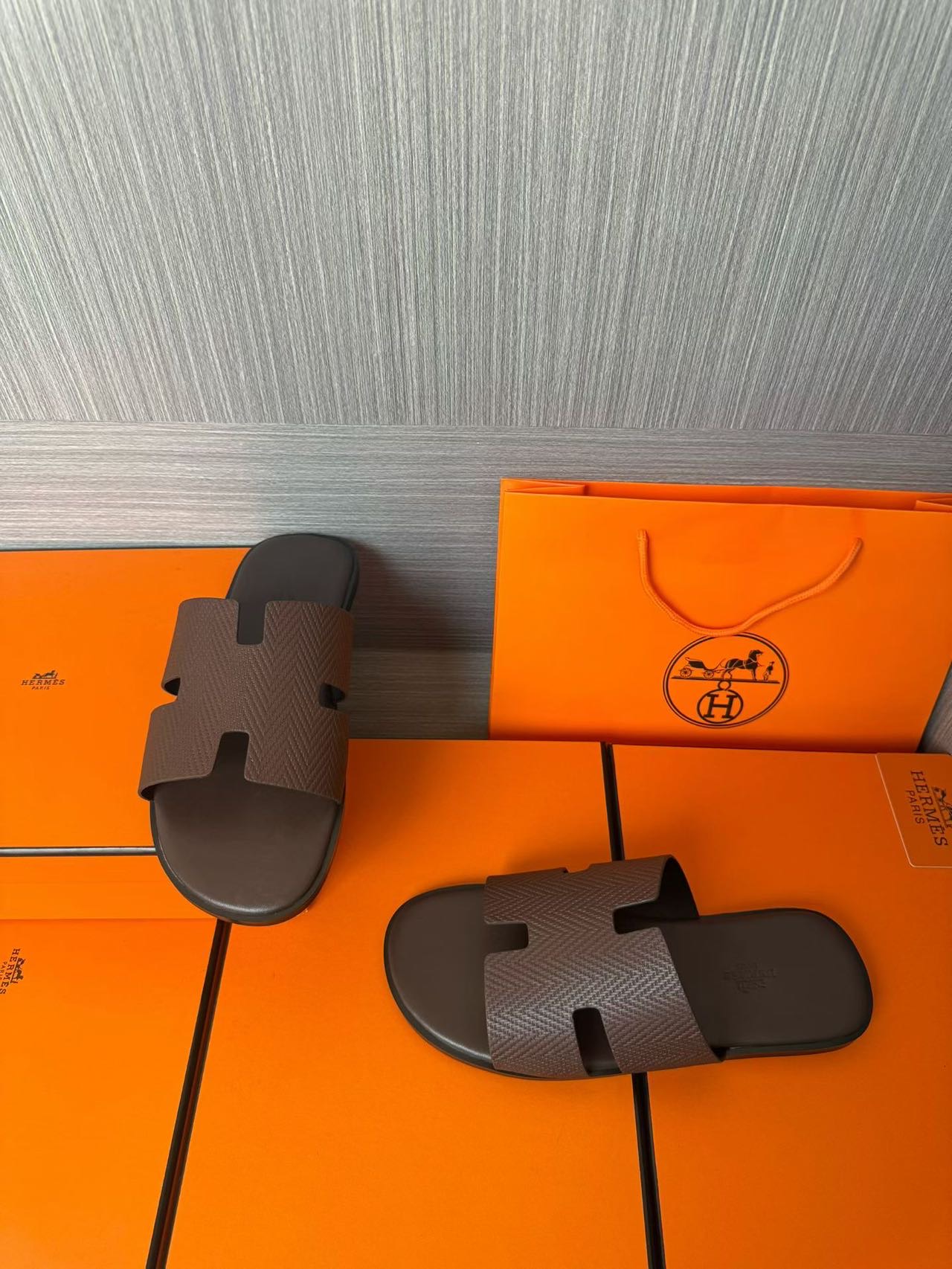 Hermès 高仿 男女款 H 型壓紋皮革涼拖 焦糖經典| 9 Hermès 高仿 男女款 H 型壓紋皮革涼拖 焦糖經典