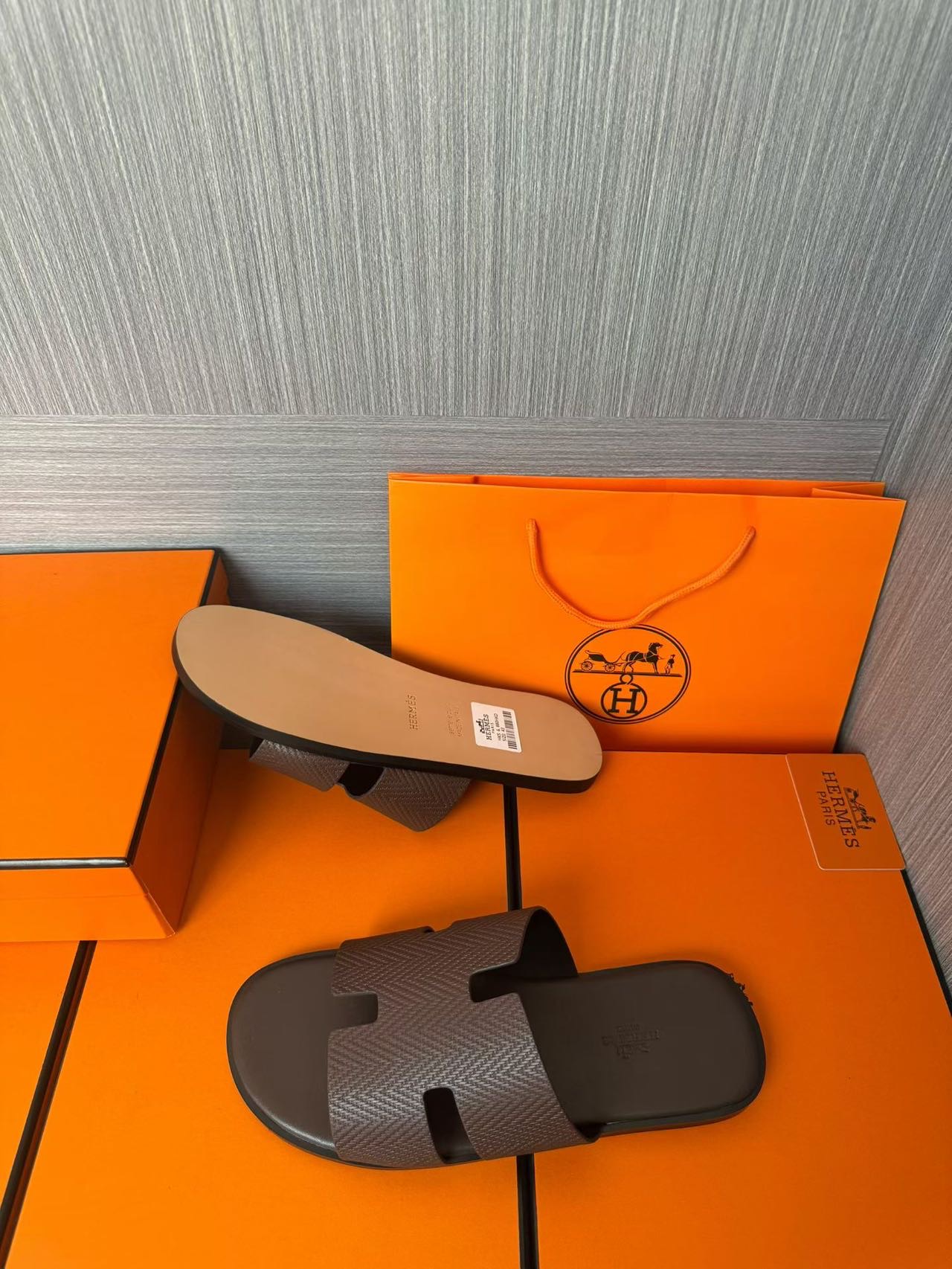 Hermès 高仿 男女款 H 型壓紋皮革涼拖 焦糖經典| 7 Hermès 高仿 男女款 H 型壓紋皮革涼拖 焦糖經典