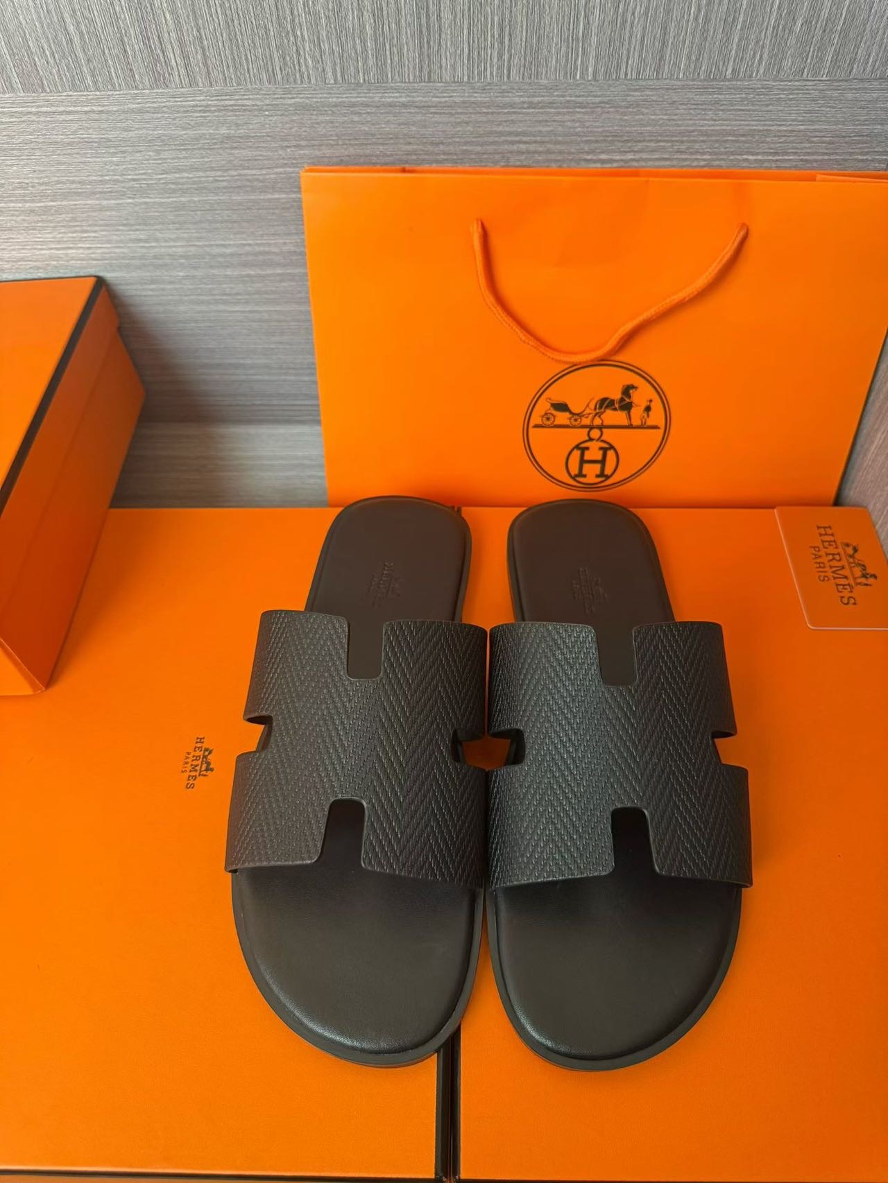 Hermès 高仿 男女款 H 型壓紋皮革涼拖 全黑極簡