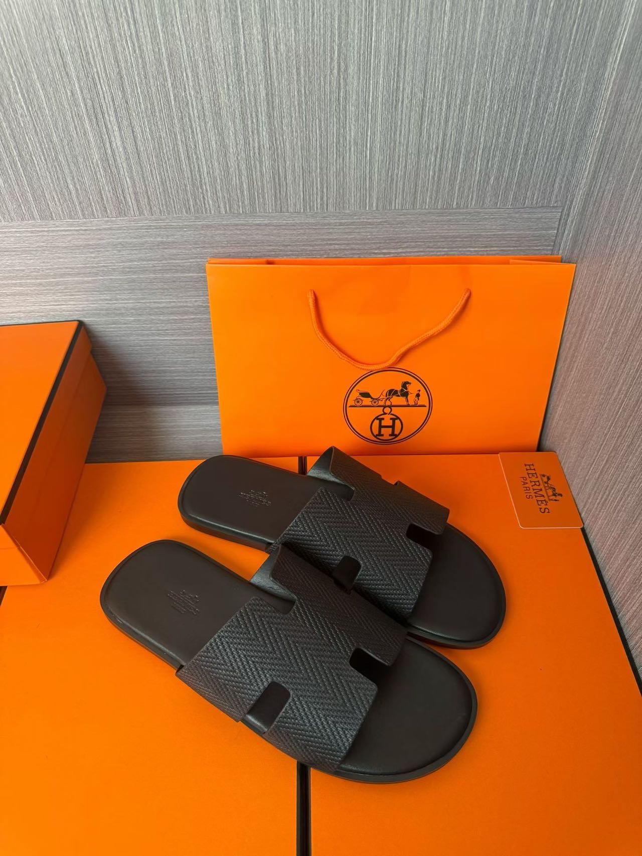 Hermès 高仿 男女款 H 型壓紋皮革涼拖 全黑極簡| 13 Hermès 高仿 男女款 H 型壓紋皮革涼拖 全黑極簡
