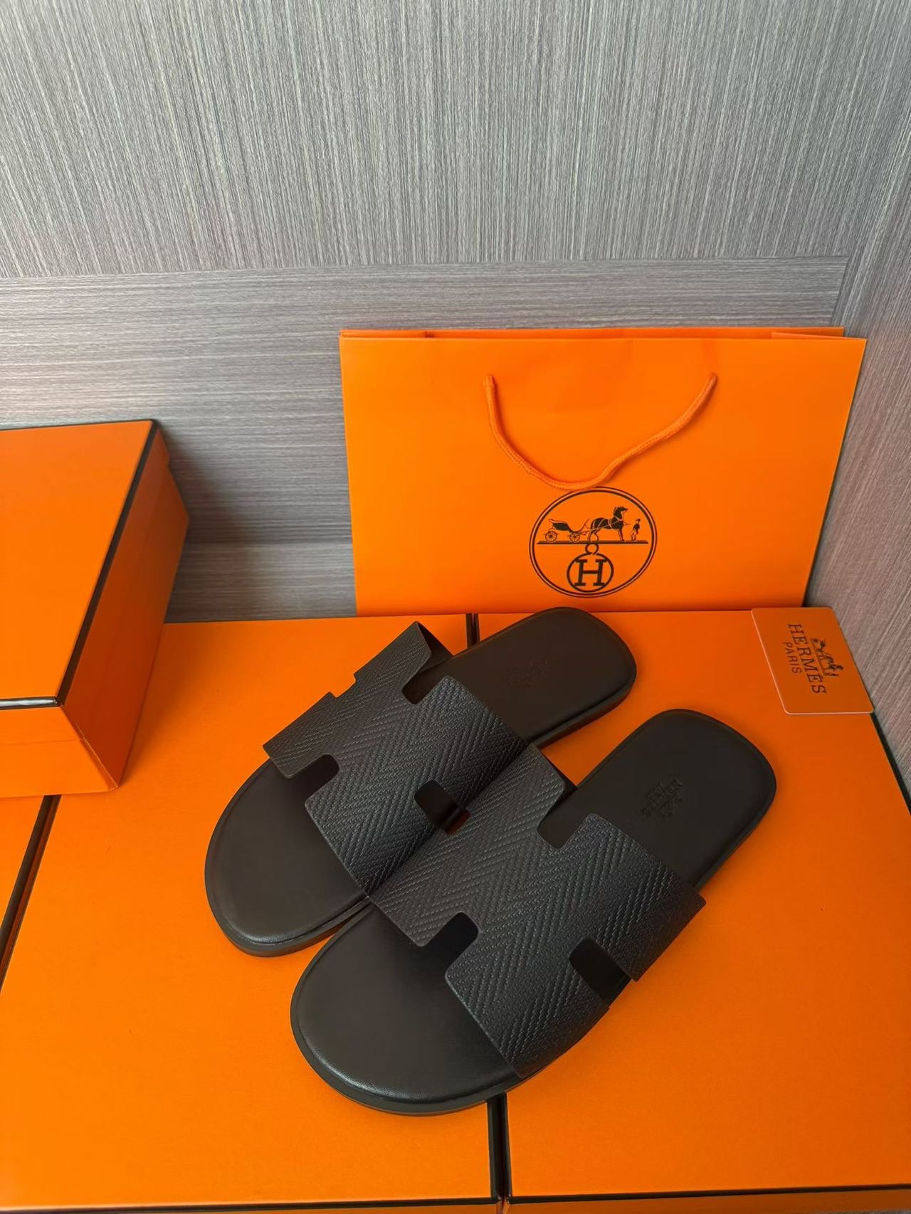 Hermès 高仿 男女款 H 型壓紋皮革涼拖 全黑極簡| 12 Hermès 高仿 男女款 H 型壓紋皮革涼拖 全黑極簡