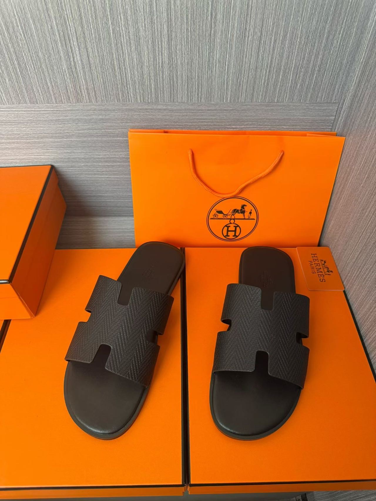 Hermès 高仿 男女款 H 型壓紋皮革涼拖 全黑極簡| 11 Hermès 高仿 男女款 H 型壓紋皮革涼拖 全黑極簡