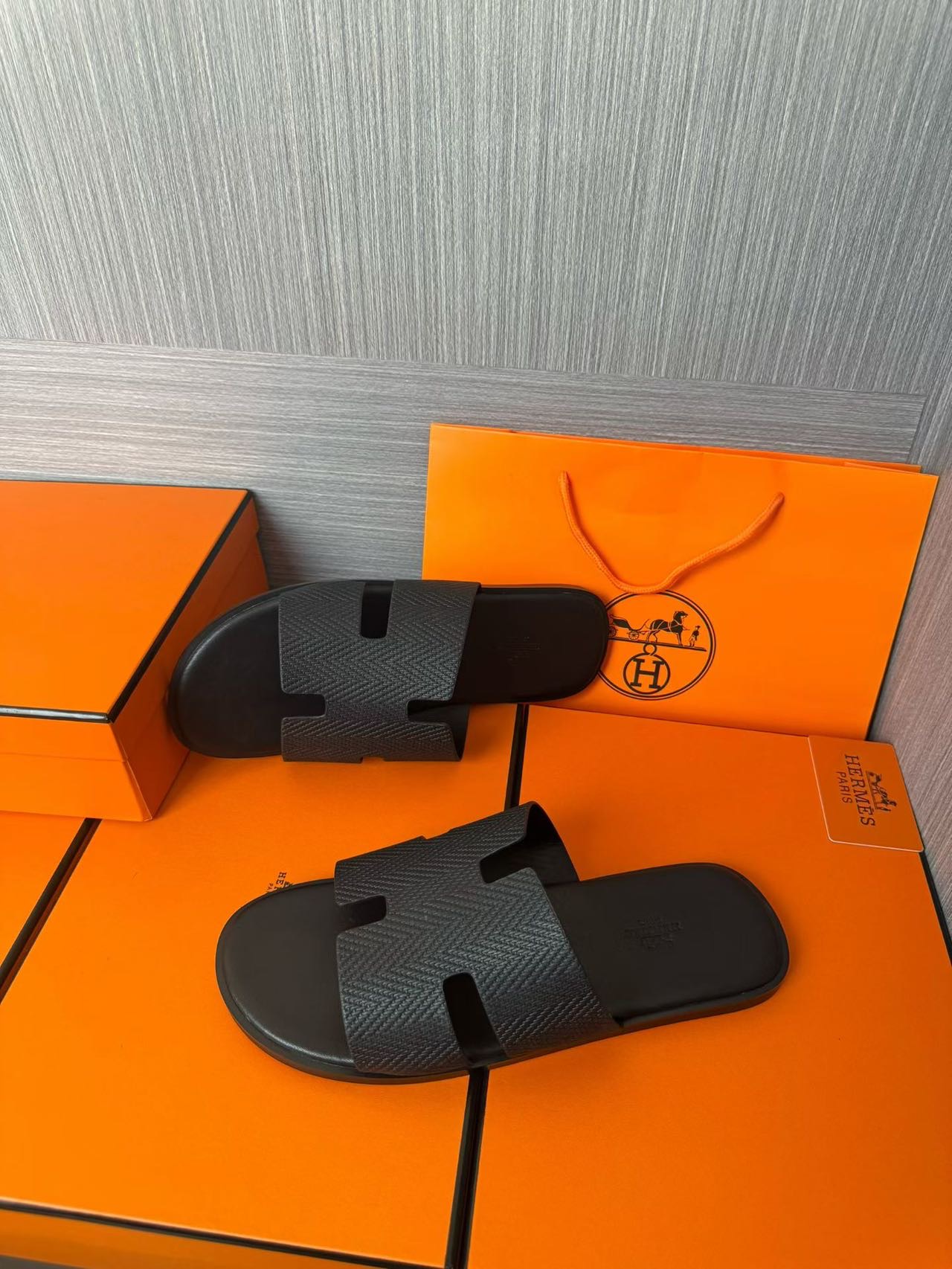 Hermès 高仿 男女款 H 型壓紋皮革涼拖 全黑極簡| 10 Hermès 高仿 男女款 H 型壓紋皮革涼拖 全黑極簡