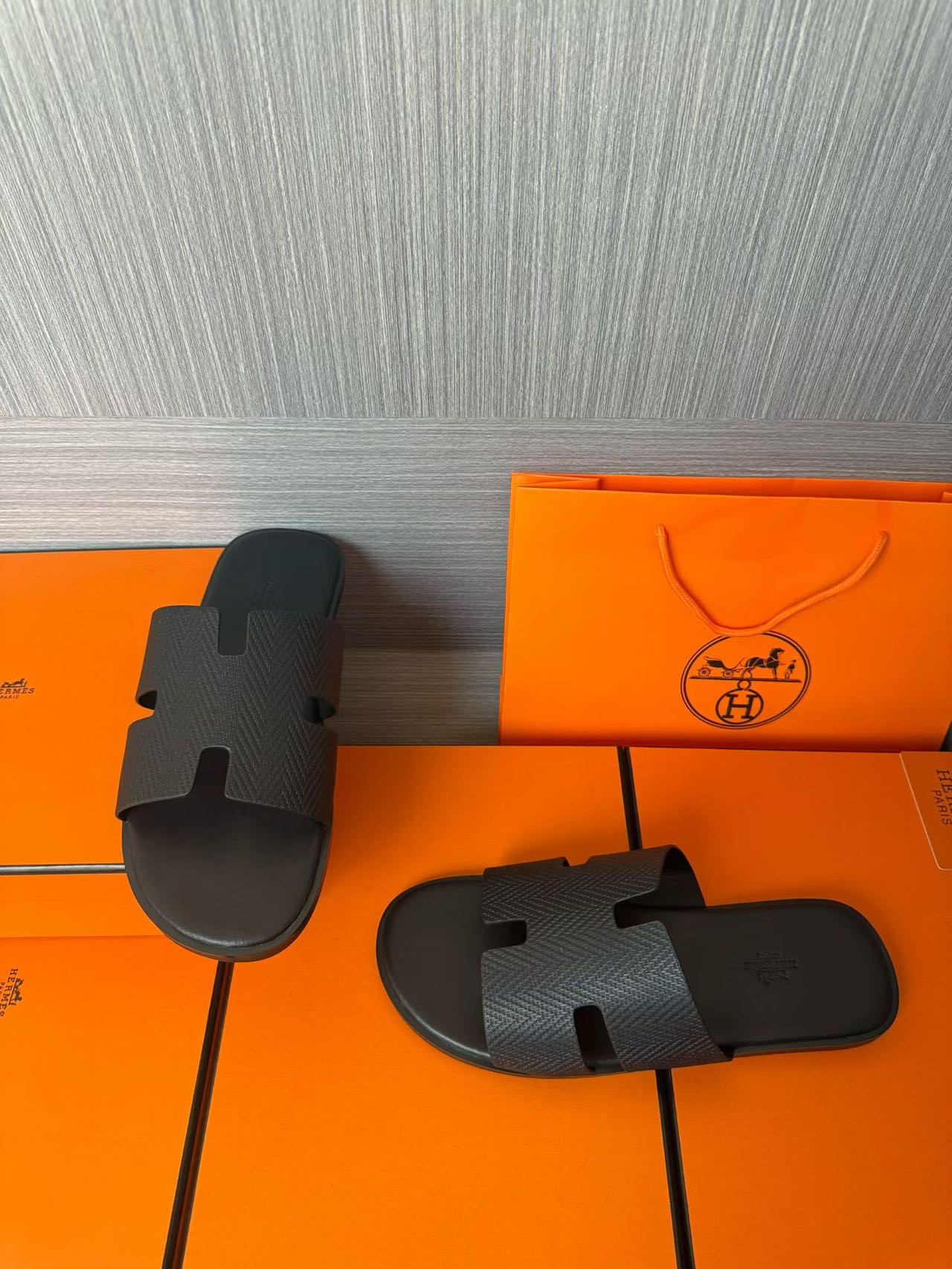Hermès 高仿 男女款 H 型壓紋皮革涼拖 全黑極簡| 8 Hermès 高仿 男女款 H 型壓紋皮革涼拖 全黑極簡