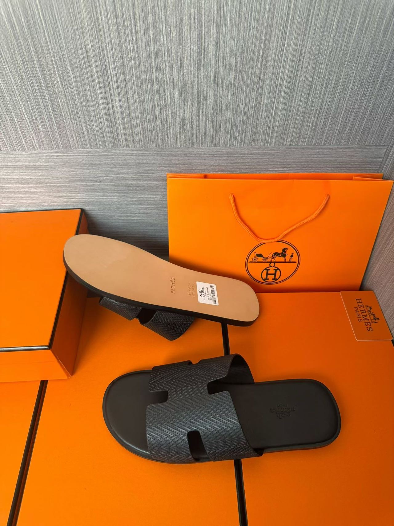 Hermès 高仿 男女款 H 型壓紋皮革涼拖 全黑極簡| 14 Hermès 高仿 男女款 H 型壓紋皮革涼拖 全黑極簡