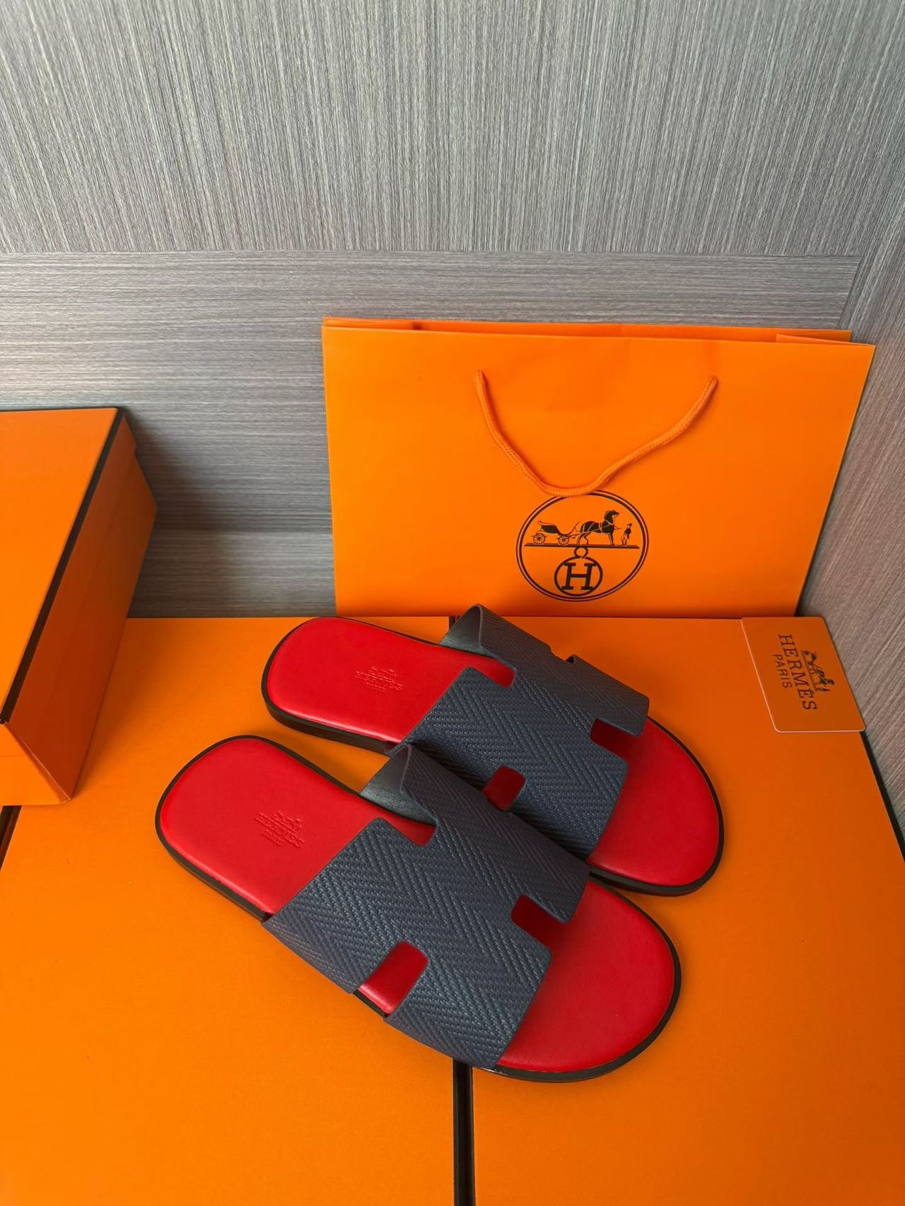 Hermès 一比一 男女款 H 型壓紋皮革涼拖 紅藍撞色| 13 Hermès 一比一 男女款 H 型壓紋皮革涼拖 紅藍撞色