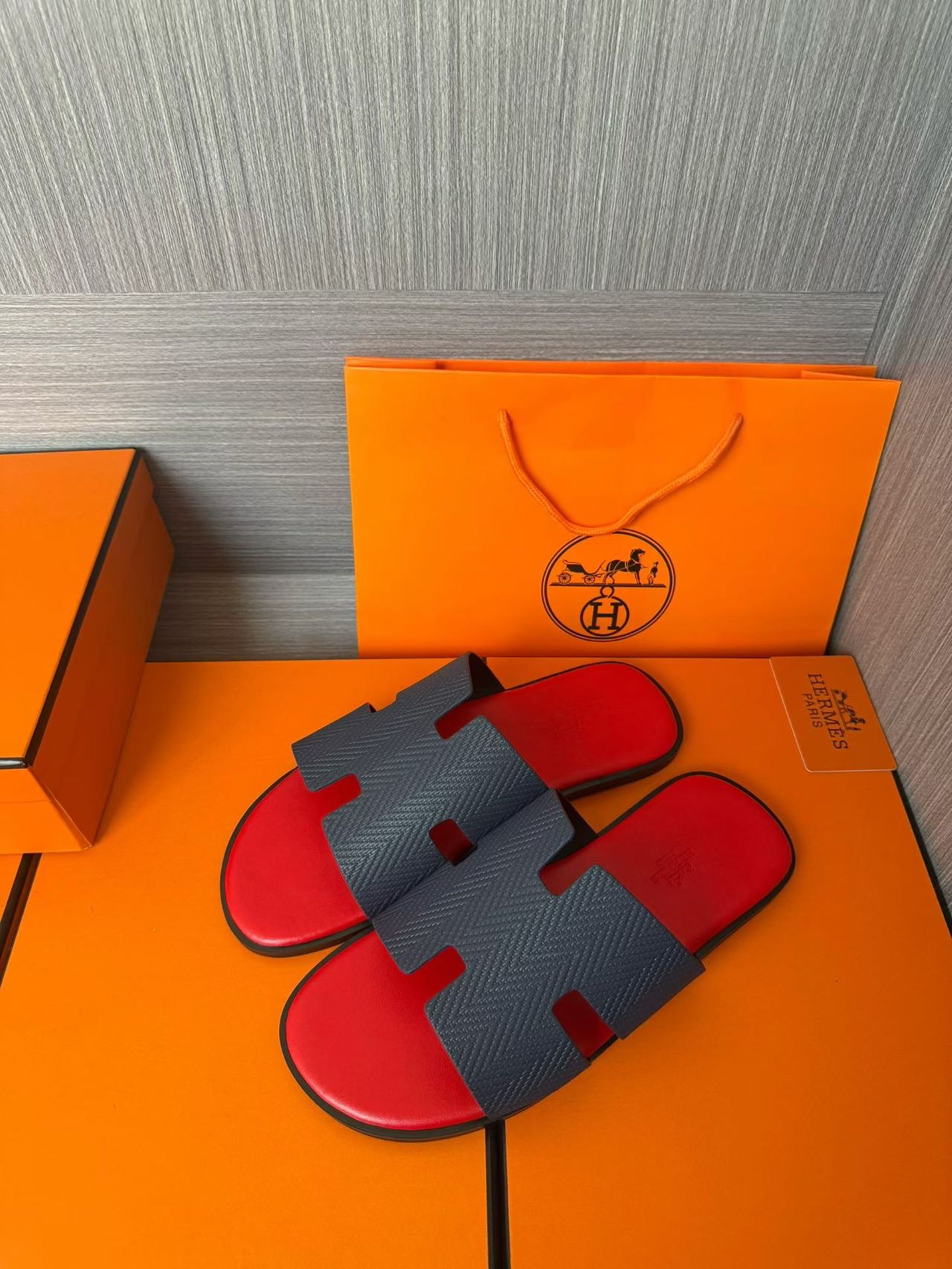 Hermès 一比一 男女款 H 型壓紋皮革涼拖 紅藍撞色| 12 Hermès 一比一 男女款 H 型壓紋皮革涼拖 紅藍撞色