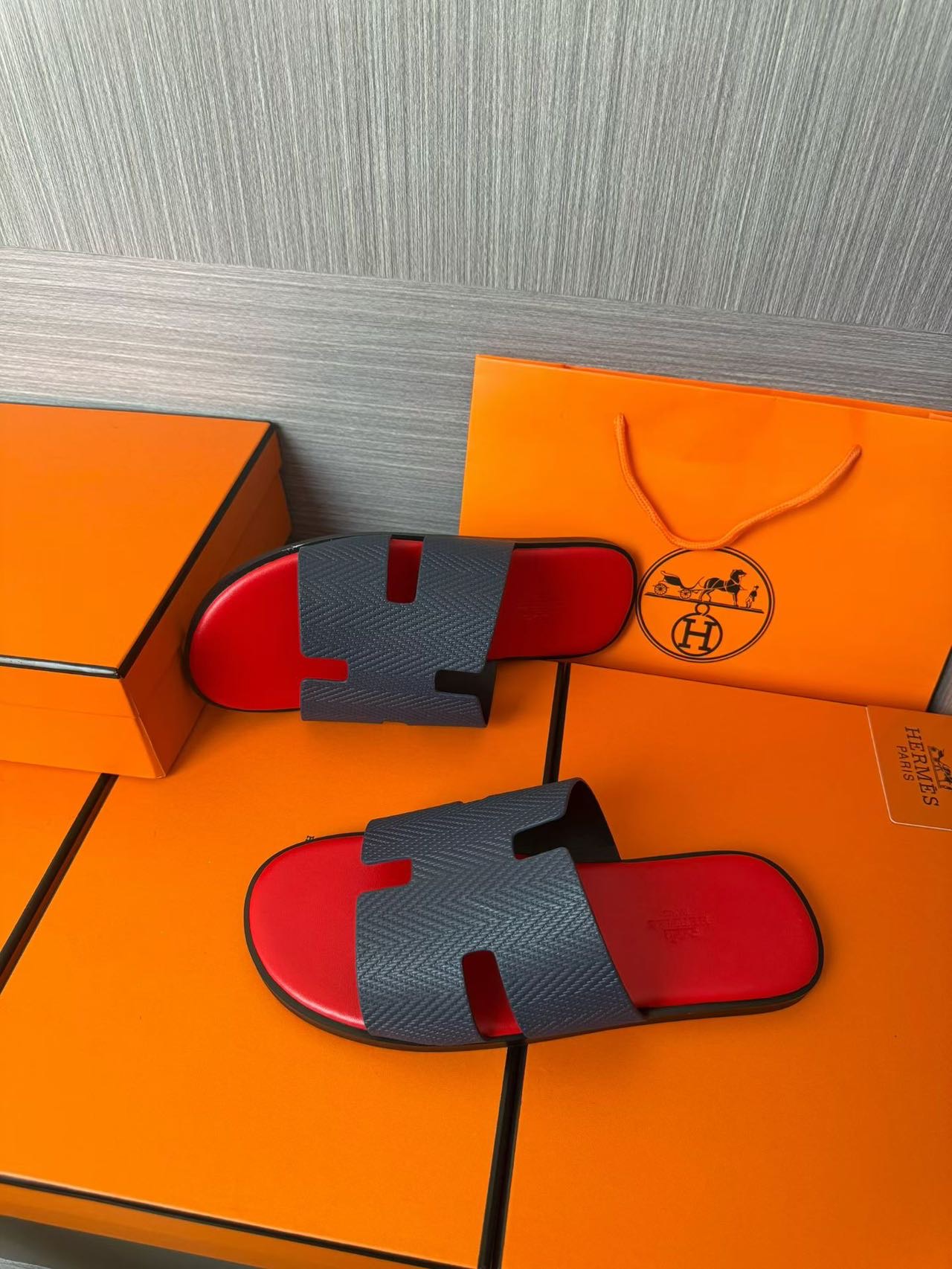 Hermès 一比一 男女款 H 型壓紋皮革涼拖 紅藍撞色| 11 Hermès 一比一 男女款 H 型壓紋皮革涼拖 紅藍撞色