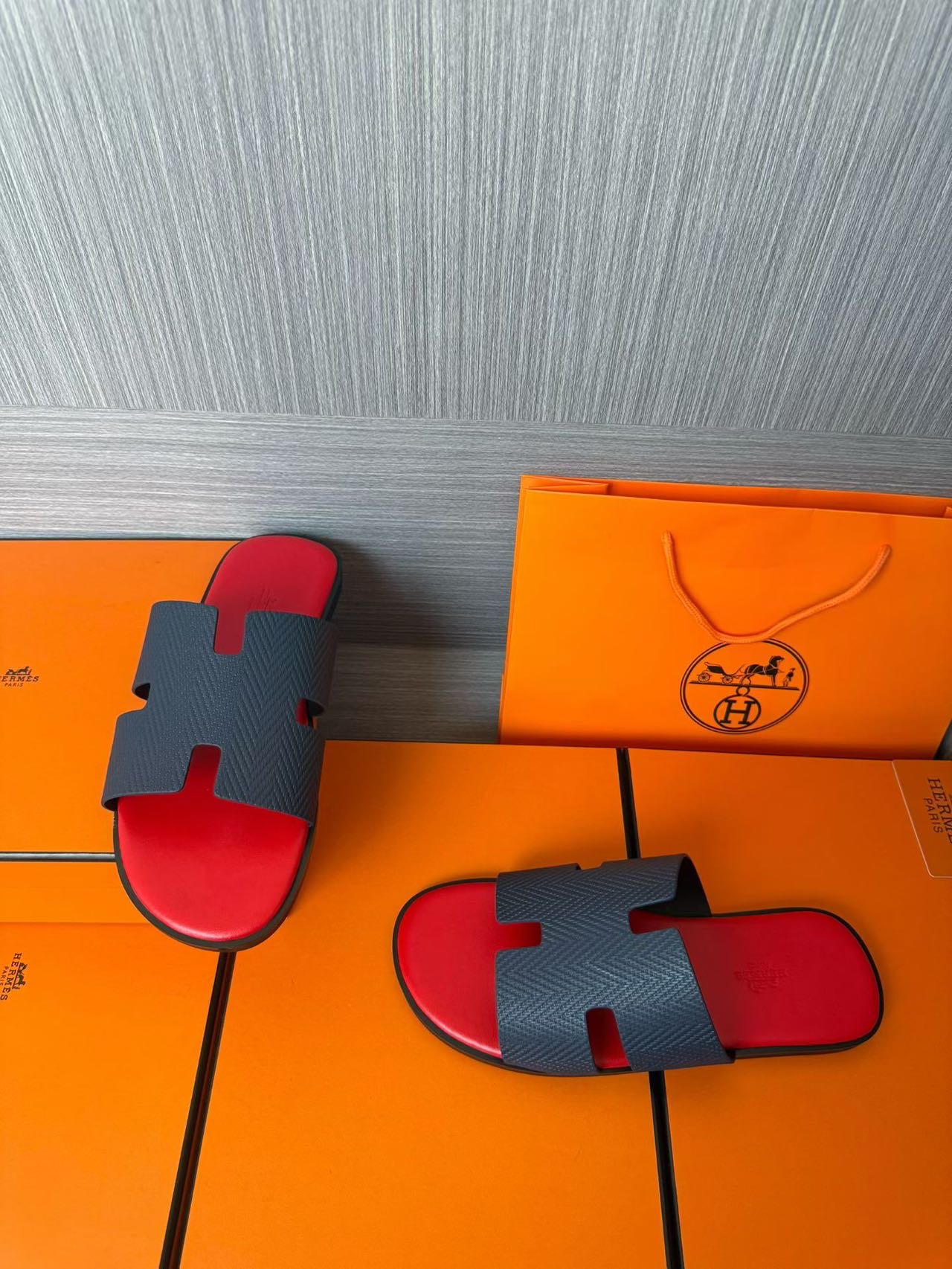 Hermès 一比一 男女款 H 型壓紋皮革涼拖 紅藍撞色| 9 Hermès 一比一 男女款 H 型壓紋皮革涼拖 紅藍撞色