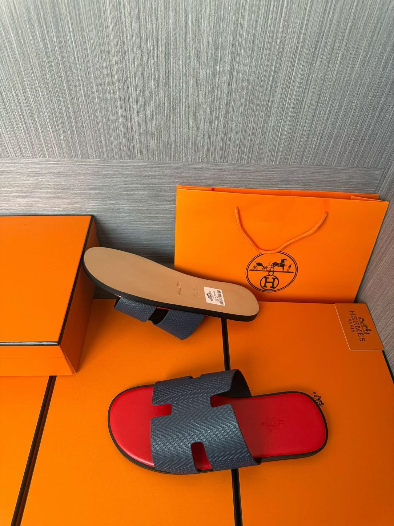 Hermès 一比一 男女款 H 型壓紋皮革涼拖 紅藍撞色| 7 Hermès 一比一 男女款 H 型壓紋皮革涼拖 紅藍撞色