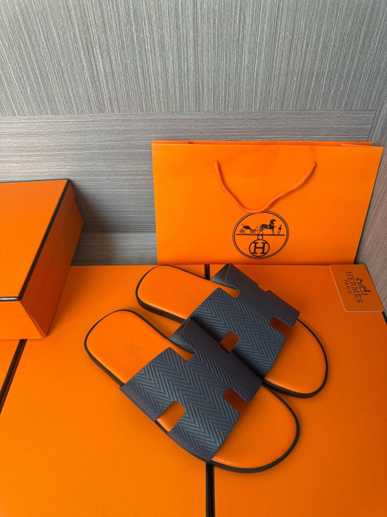 Hermès 原單 男女款 H 型壓紋皮革涼拖 橘灰對比| 14 Hermès 原單 男女款 H 型壓紋皮革涼拖 橘灰對比