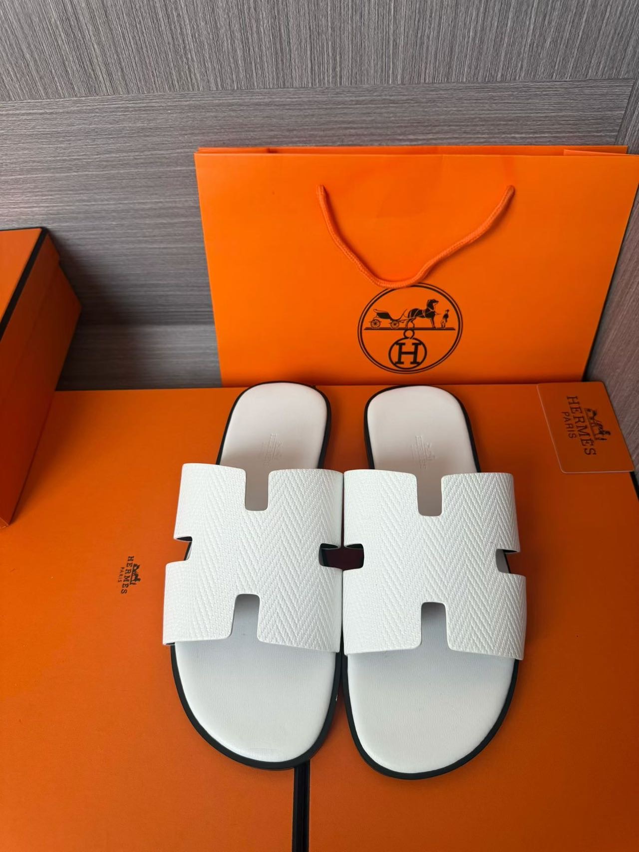 Hermès A貨 男女款 H 型壓紋皮革涼拖 亮白極淨