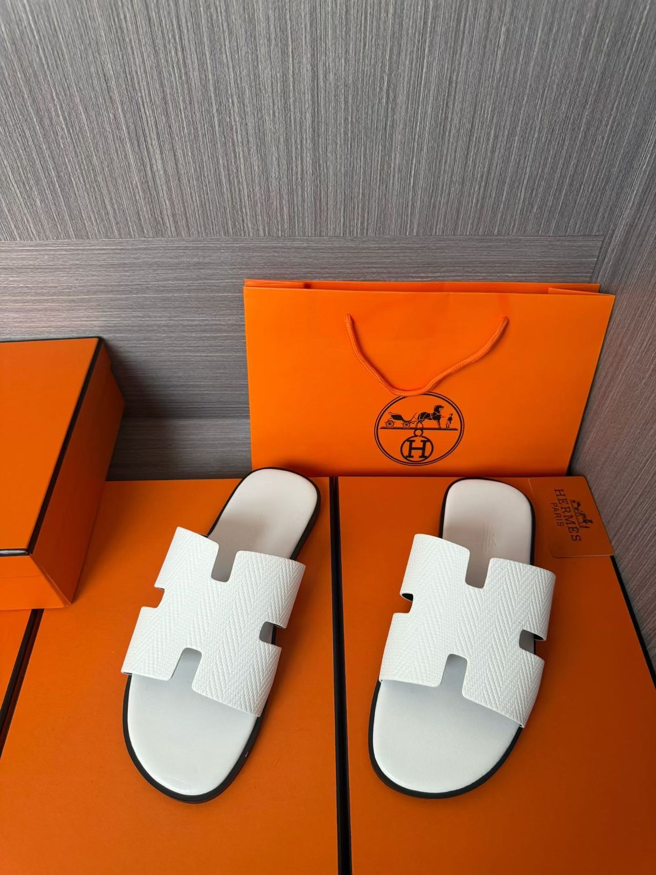 Hermès A貨 男女款 H 型壓紋皮革涼拖 亮白極淨| 12 Hermès A貨 男女款 H 型壓紋皮革涼拖 亮白極淨