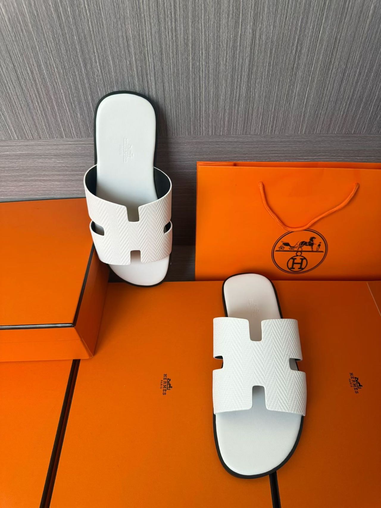 Hermès A貨 男女款 H 型壓紋皮革涼拖 亮白極淨| 10 Hermès A貨 男女款 H 型壓紋皮革涼拖 亮白極淨