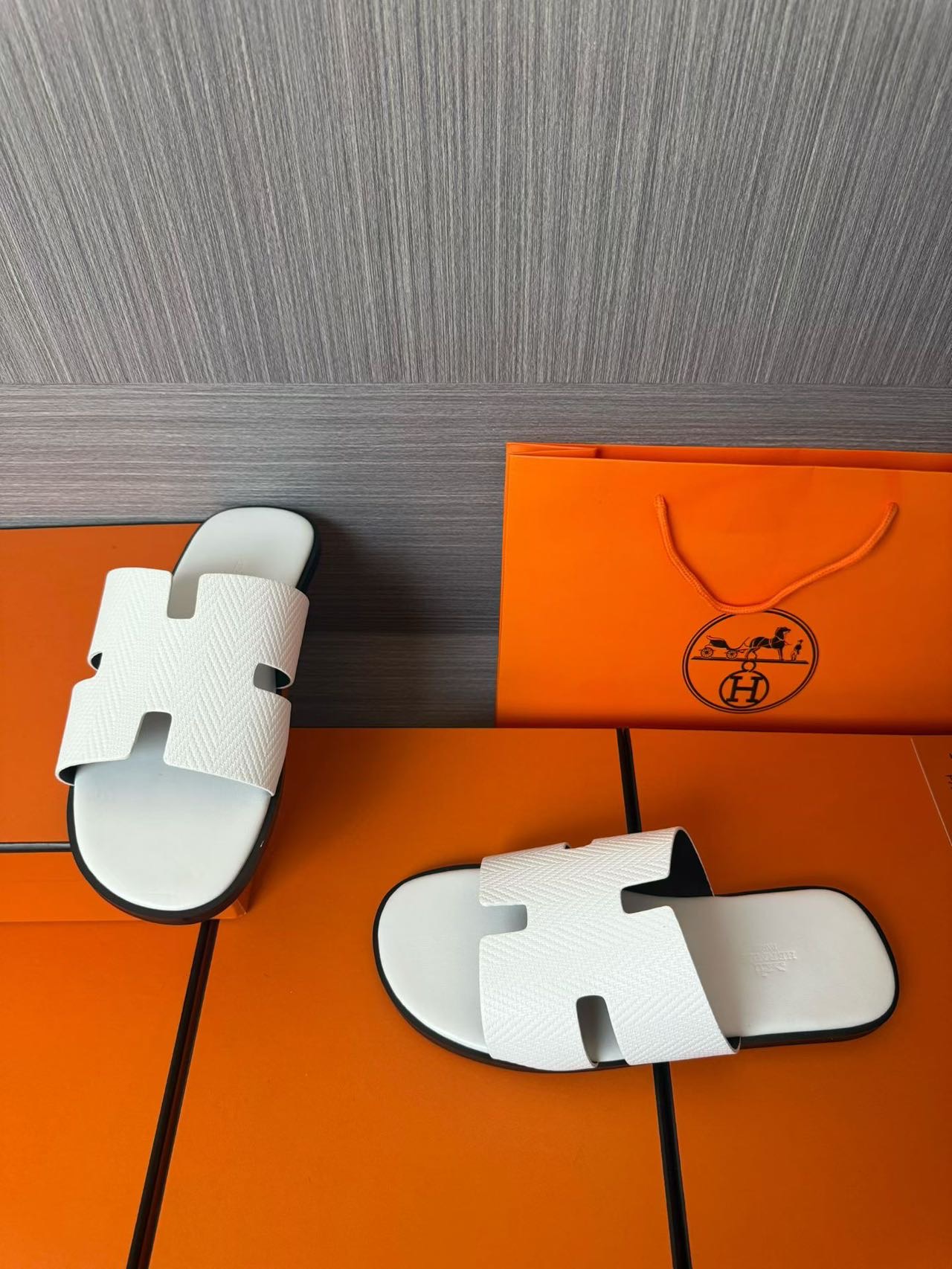 Hermès A貨 男女款 H 型壓紋皮革涼拖 亮白極淨| 9 Hermès A貨 男女款 H 型壓紋皮革涼拖 亮白極淨