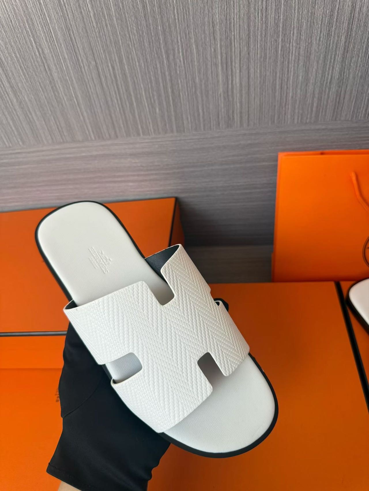 Hermès A貨 男女款 H 型壓紋皮革涼拖 亮白極淨| 8 Hermès A貨 男女款 H 型壓紋皮革涼拖 亮白極淨