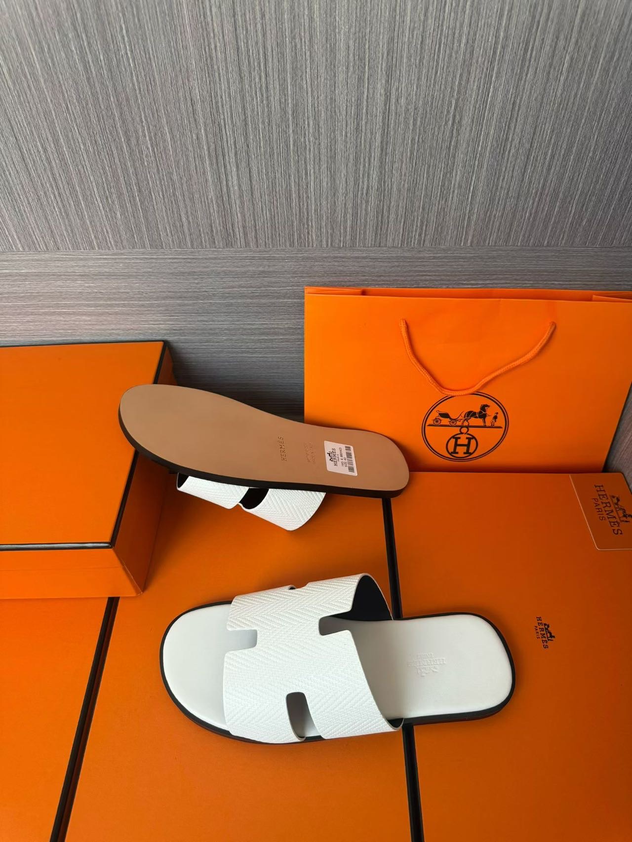 Hermès A貨 男女款 H 型壓紋皮革涼拖 亮白極淨| 7 Hermès A貨 男女款 H 型壓紋皮革涼拖 亮白極淨