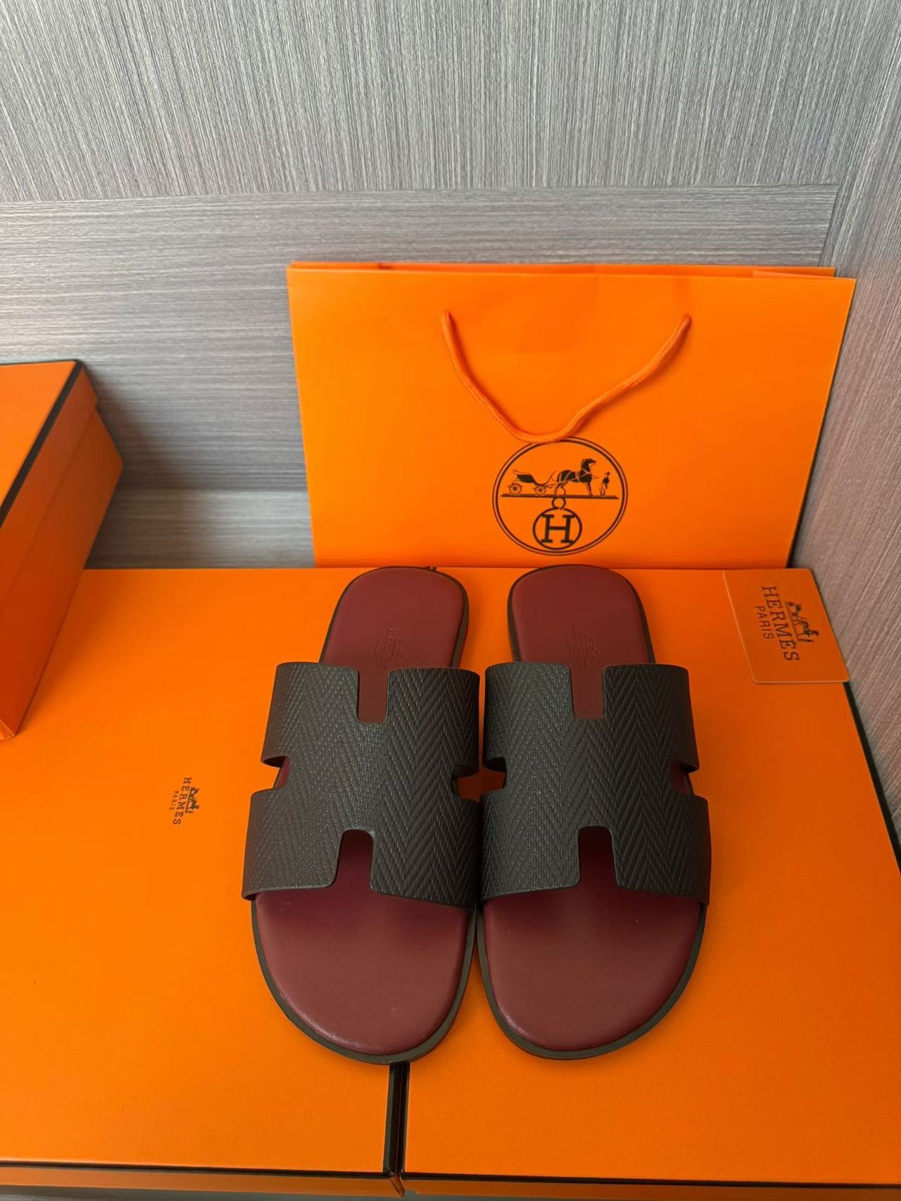Hermès 高仿 男女款 H 型壓紋皮革涼拖 酒紅黑撞色| 6 Hermès 高仿 男女款 H 型壓紋皮革涼拖 酒紅黑撞色