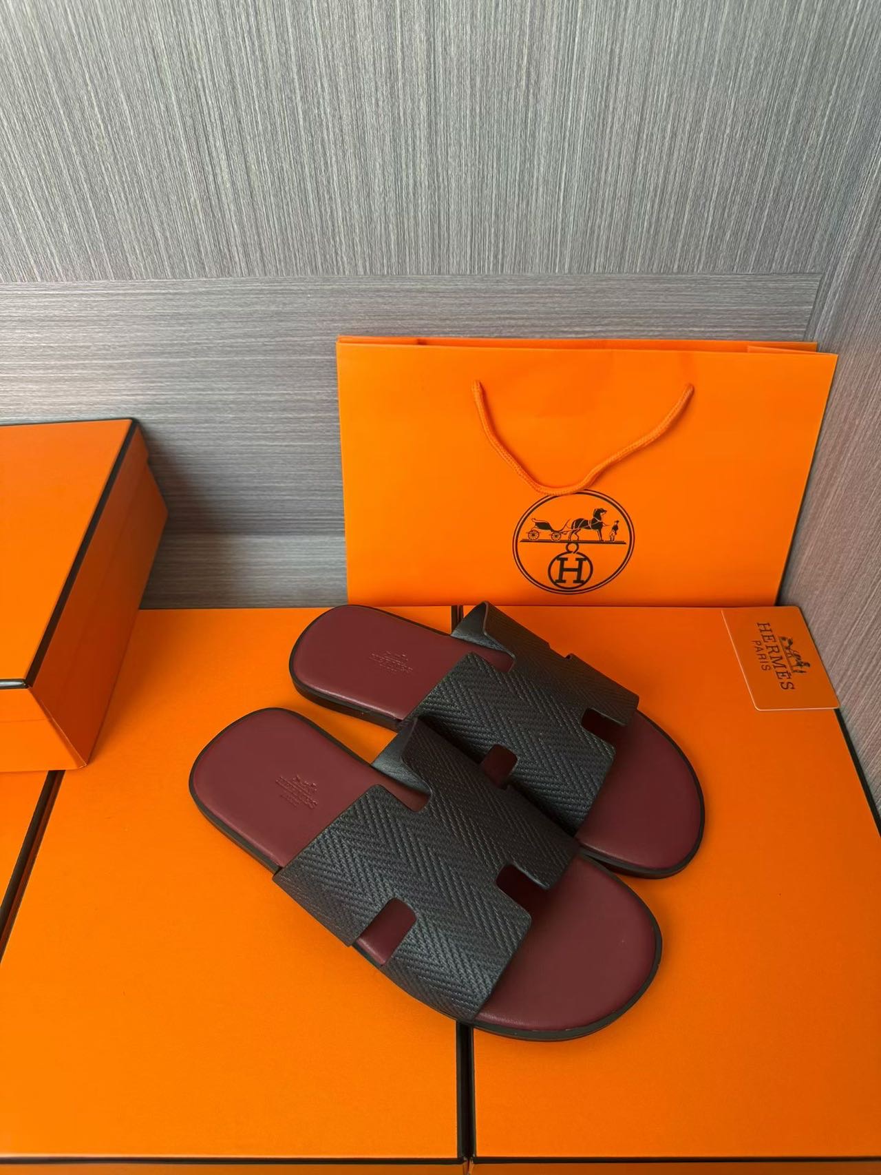 Hermès 高仿 男女款 H 型壓紋皮革涼拖 酒紅黑撞色| 14 Hermès 高仿 男女款 H 型壓紋皮革涼拖 酒紅黑撞色