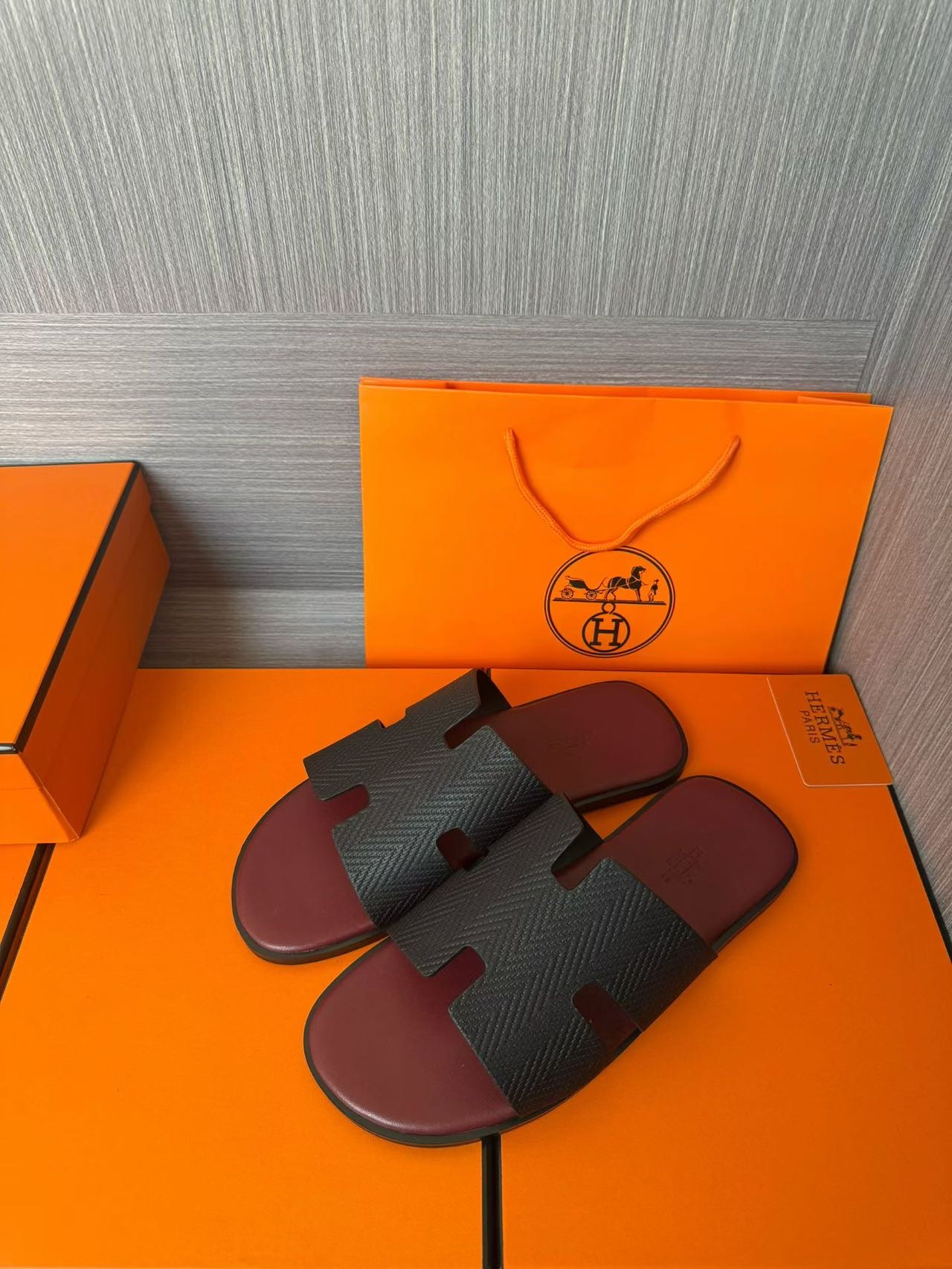Hermès 高仿 男女款 H 型壓紋皮革涼拖 酒紅黑撞色| 13 Hermès 高仿 男女款 H 型壓紋皮革涼拖 酒紅黑撞色