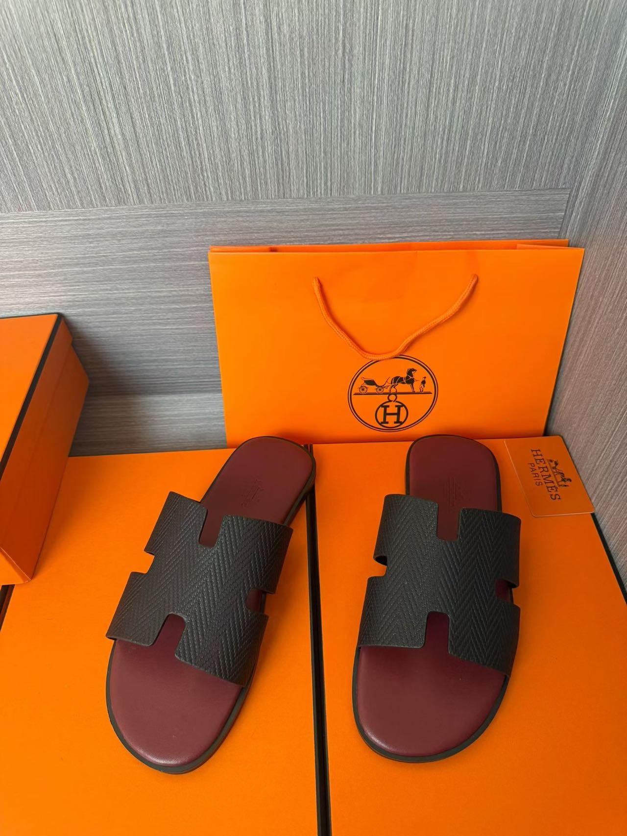 Hermès 高仿 男女款 H 型壓紋皮革涼拖 酒紅黑撞色| 12 Hermès 高仿 男女款 H 型壓紋皮革涼拖 酒紅黑撞色