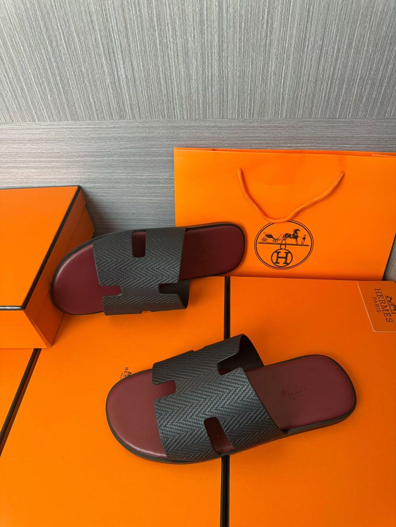 Hermès 高仿 男女款 H 型壓紋皮革涼拖 酒紅黑撞色| 11 Hermès 高仿 男女款 H 型壓紋皮革涼拖 酒紅黑撞色