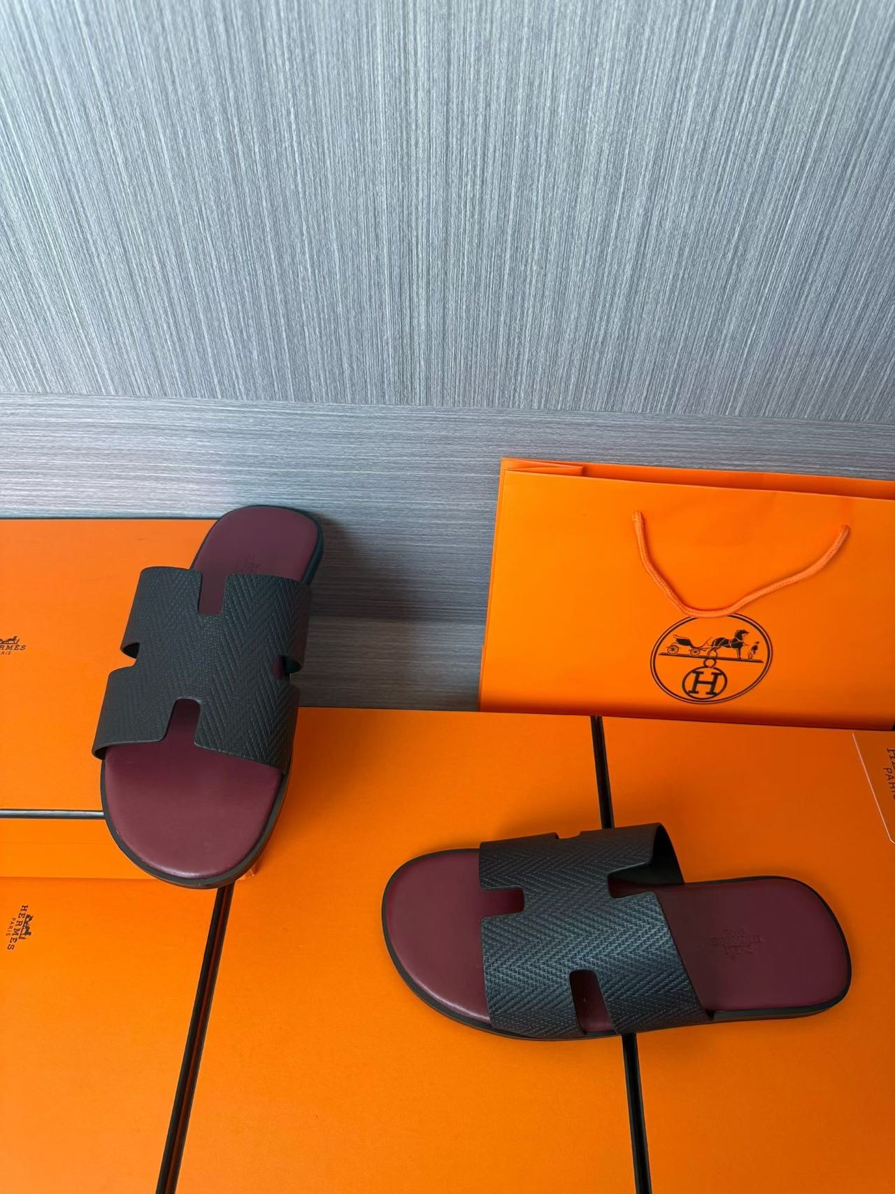 Hermès 高仿 男女款 H 型壓紋皮革涼拖 酒紅黑撞色| 9 Hermès 高仿 男女款 H 型壓紋皮革涼拖 酒紅黑撞色