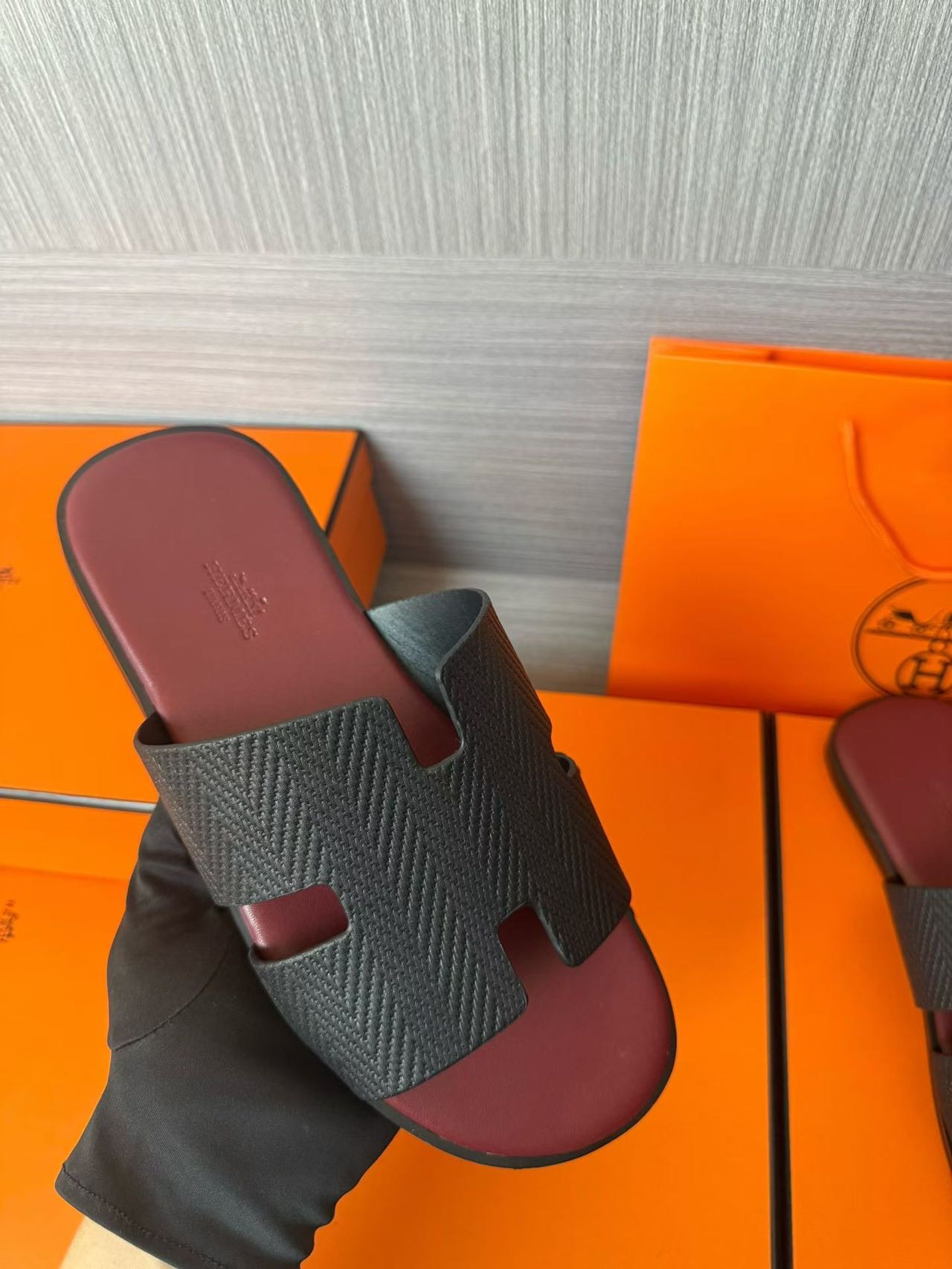 Hermès 高仿 男女款 H 型壓紋皮革涼拖 酒紅黑撞色| 8 Hermès 高仿 男女款 H 型壓紋皮革涼拖 酒紅黑撞色