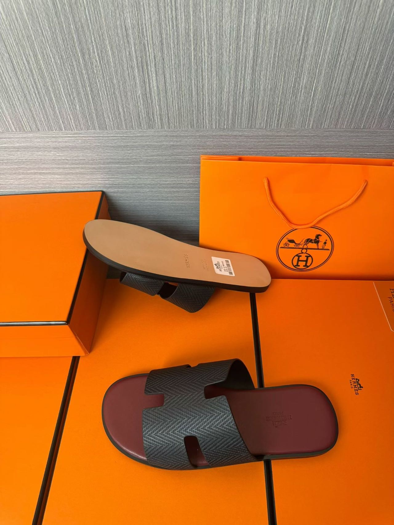 Hermès 高仿 男女款 H 型壓紋皮革涼拖 酒紅黑撞色| 7 Hermès 高仿 男女款 H 型壓紋皮革涼拖 酒紅黑撞色