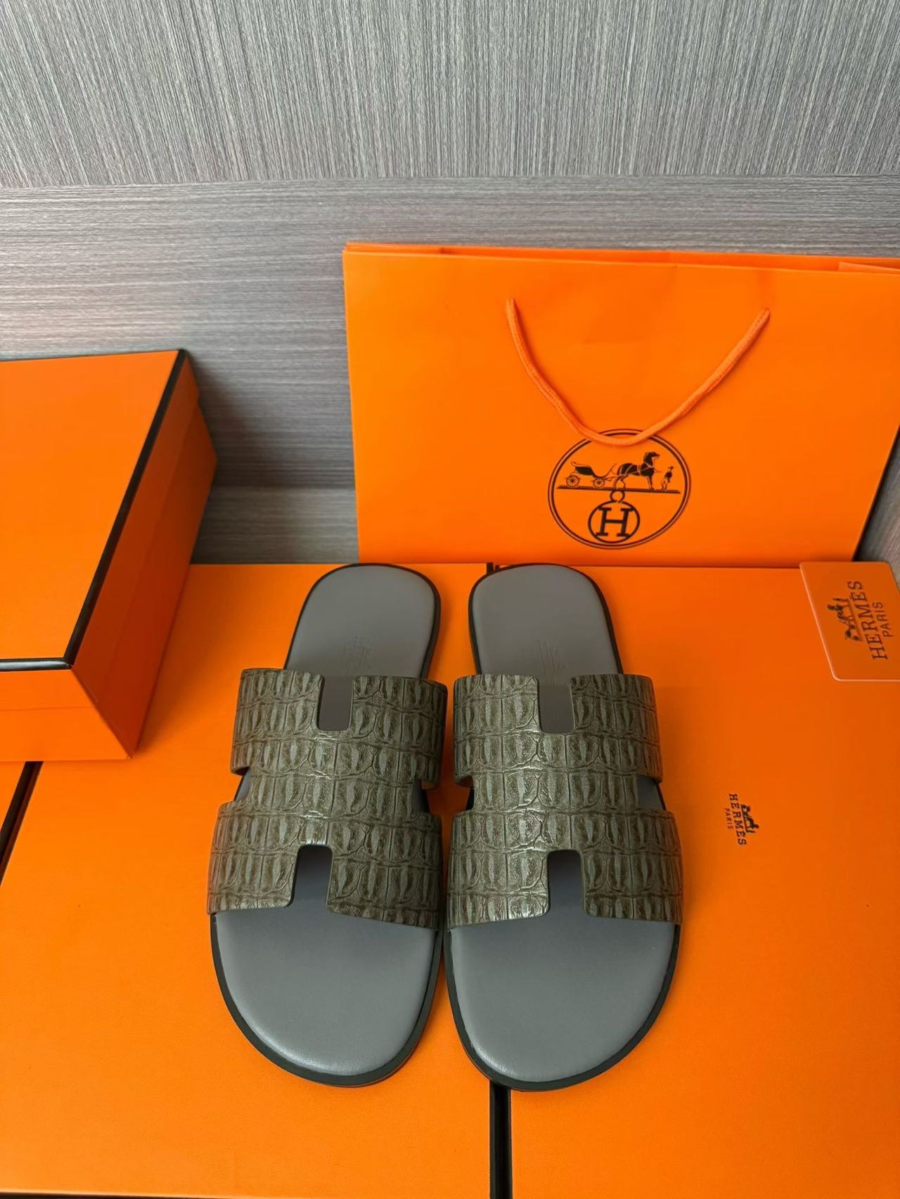 Hermès 高仿 男女款 H 型鱷紋皮革涼拖 橄欖灰質感