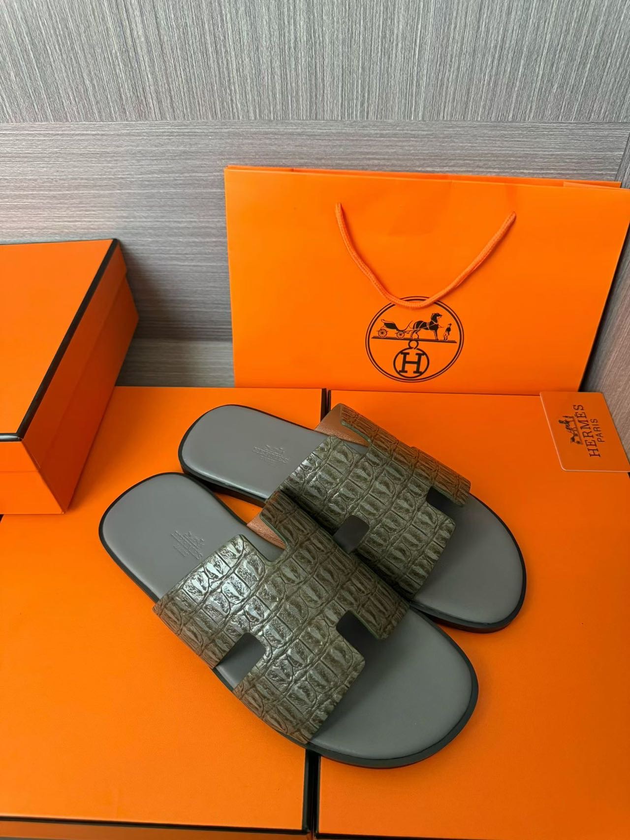 Hermès 高仿 男女款 H 型鱷紋皮革涼拖 橄欖灰質感| 14 Hermès 高仿 男女款 H 型鱷紋皮革涼拖 橄欖灰質感