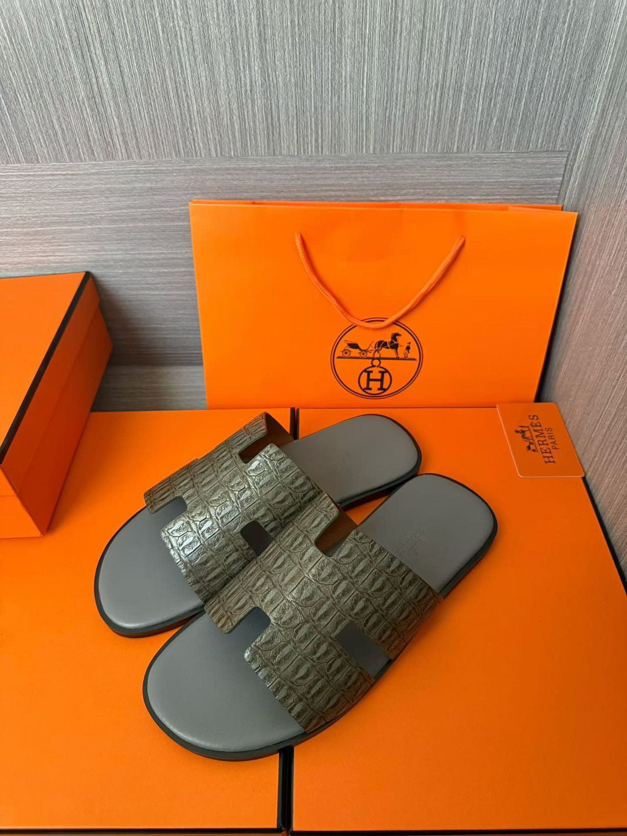 Hermès 高仿 男女款 H 型鱷紋皮革涼拖 橄欖灰質感| 13 Hermès 高仿 男女款 H 型鱷紋皮革涼拖 橄欖灰質感