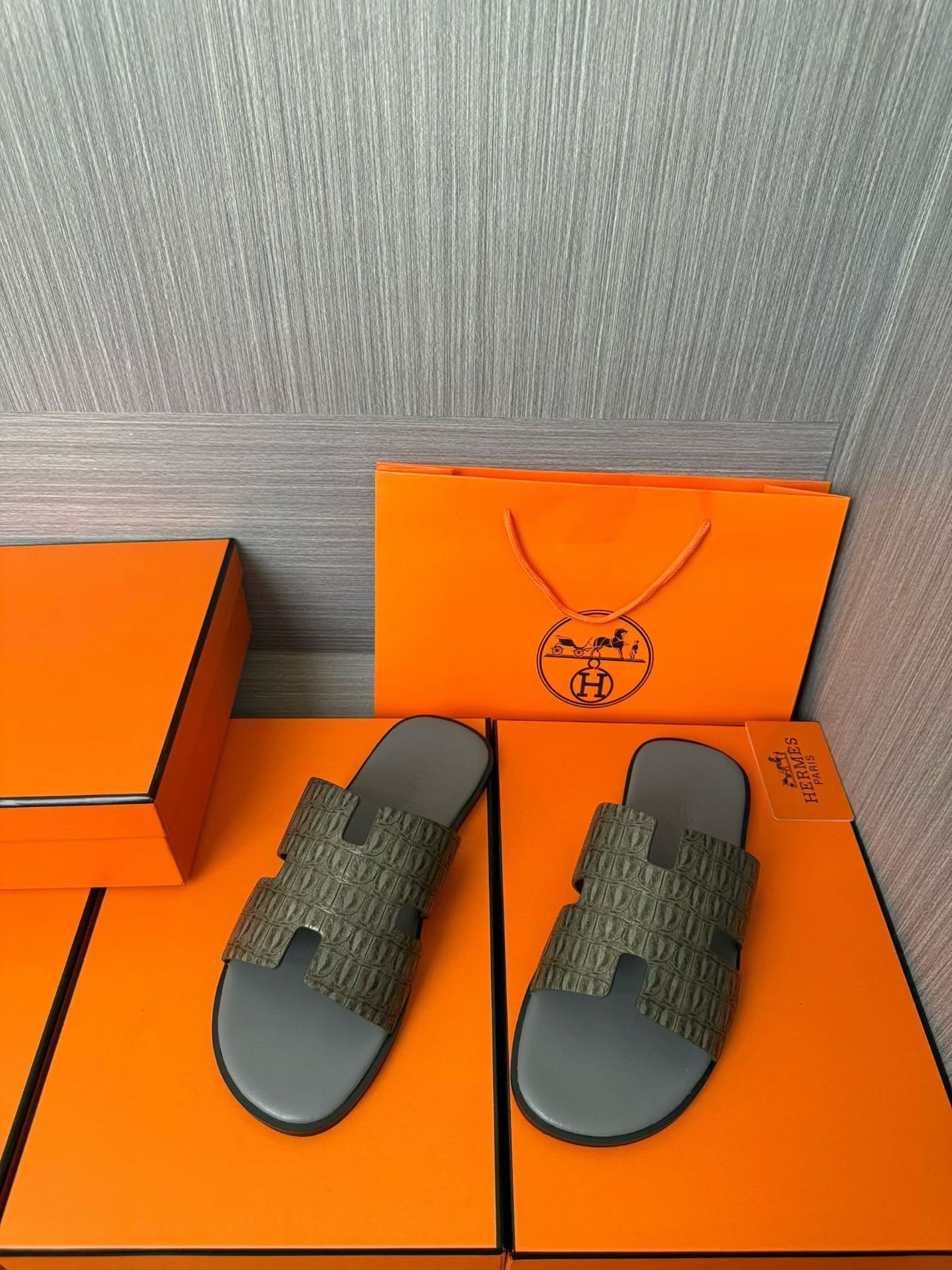 Hermès 高仿 男女款 H 型鱷紋皮革涼拖 橄欖灰質感| 12 Hermès 高仿 男女款 H 型鱷紋皮革涼拖 橄欖灰質感