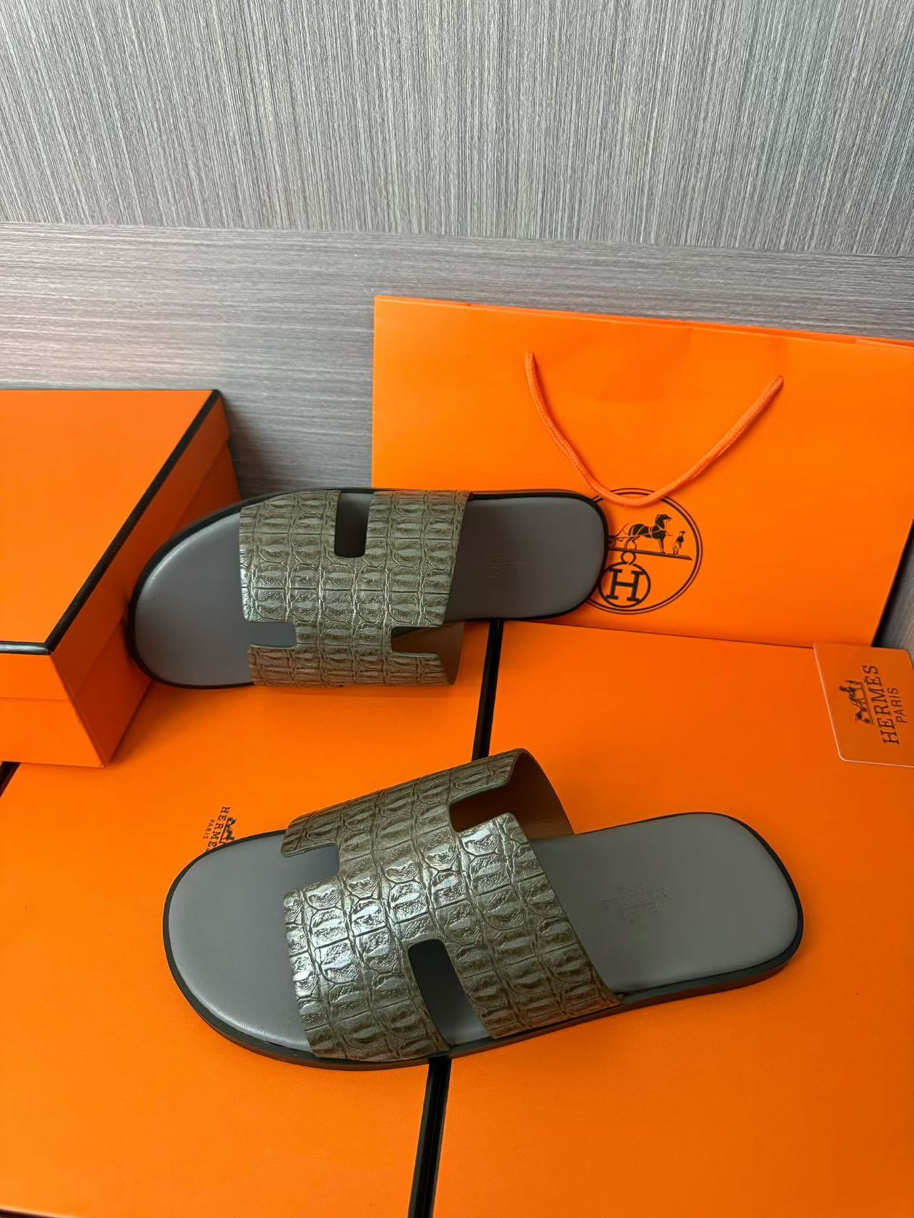 Hermès 高仿 男女款 H 型鱷紋皮革涼拖 橄欖灰質感| 11 Hermès 高仿 男女款 H 型鱷紋皮革涼拖 橄欖灰質感