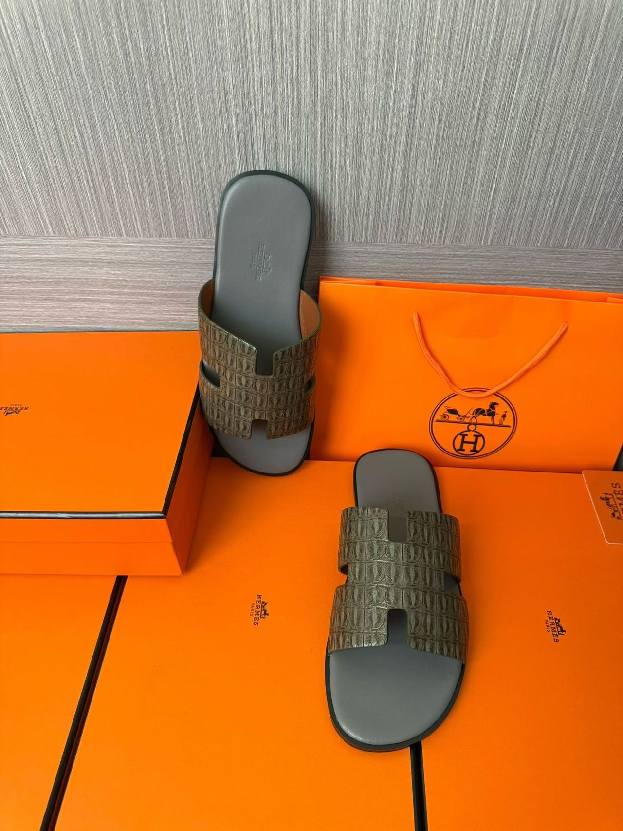 Hermès 高仿 男女款 H 型鱷紋皮革涼拖 橄欖灰質感| 10 Hermès 高仿 男女款 H 型鱷紋皮革涼拖 橄欖灰質感