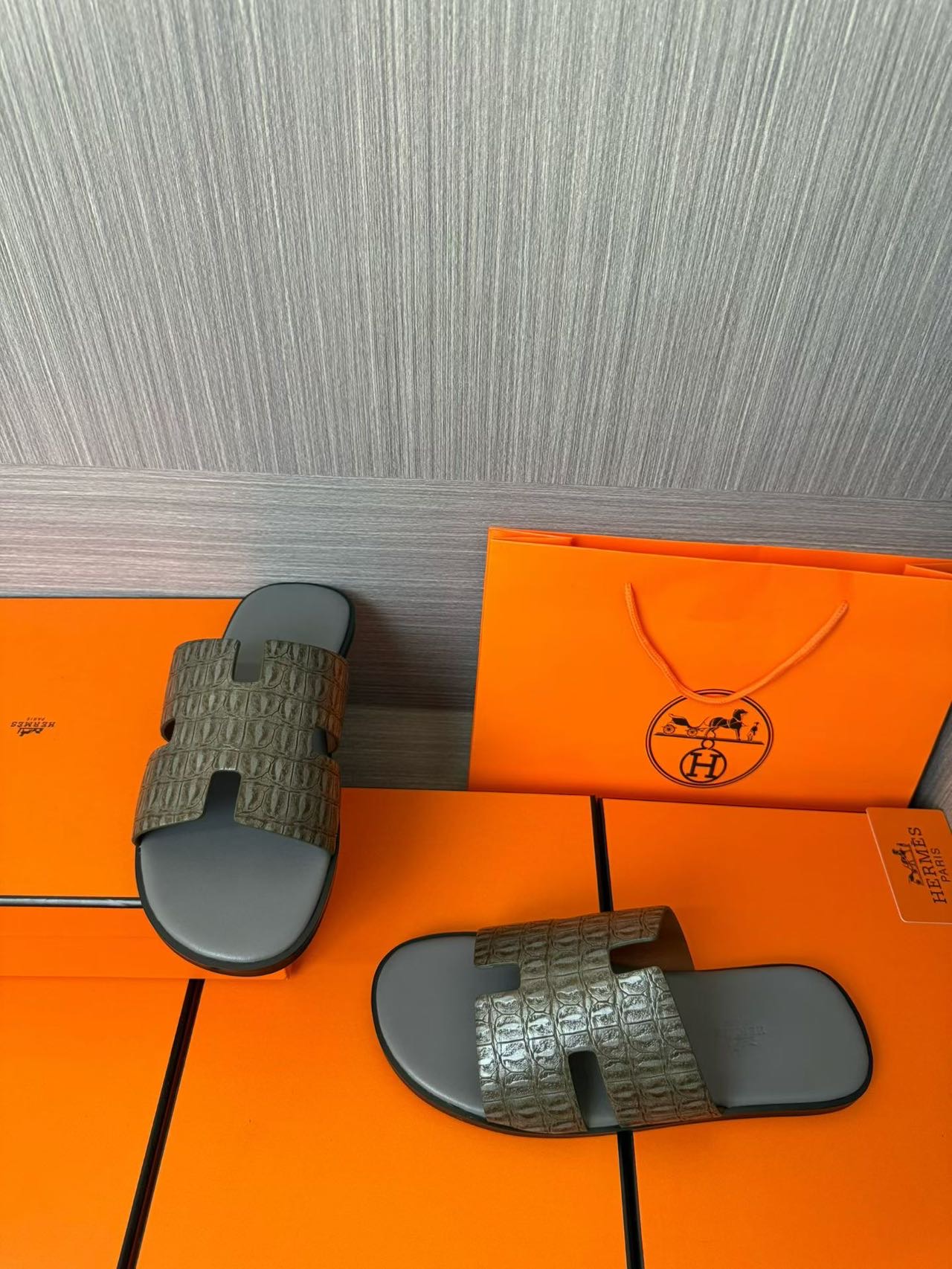 Hermès 高仿 男女款 H 型鱷紋皮革涼拖 橄欖灰質感| 9 Hermès 高仿 男女款 H 型鱷紋皮革涼拖 橄欖灰質感