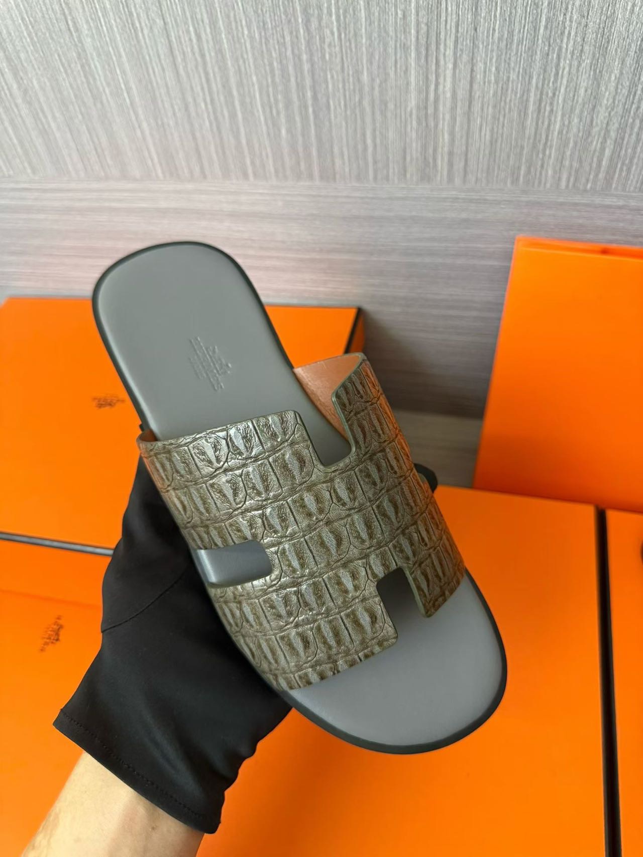 Hermès 高仿 男女款 H 型鱷紋皮革涼拖 橄欖灰質感| 8 Hermès 高仿 男女款 H 型鱷紋皮革涼拖 橄欖灰質感
