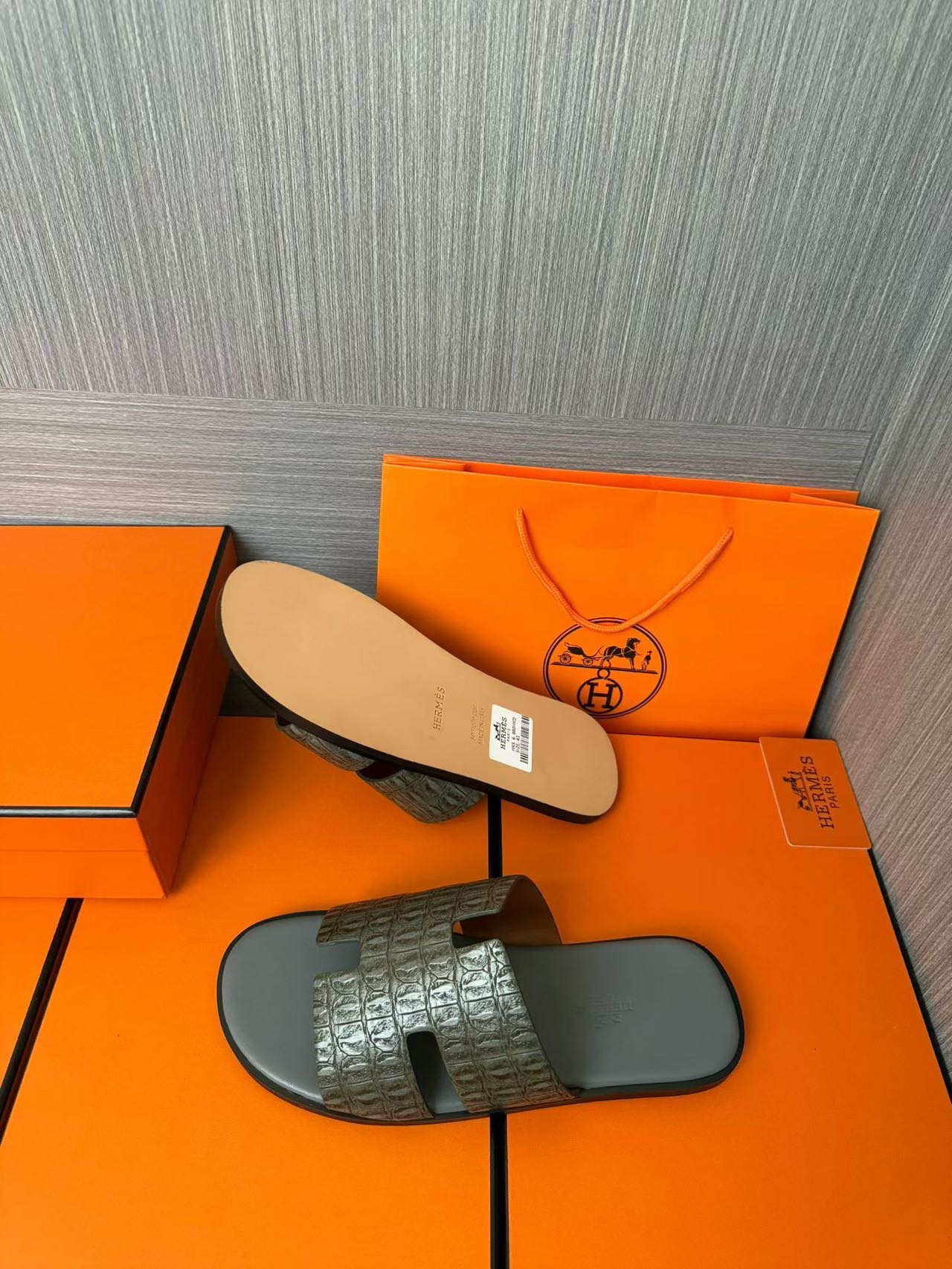 Hermès 高仿 男女款 H 型鱷紋皮革涼拖 橄欖灰質感| 7 Hermès 高仿 男女款 H 型鱷紋皮革涼拖 橄欖灰質感