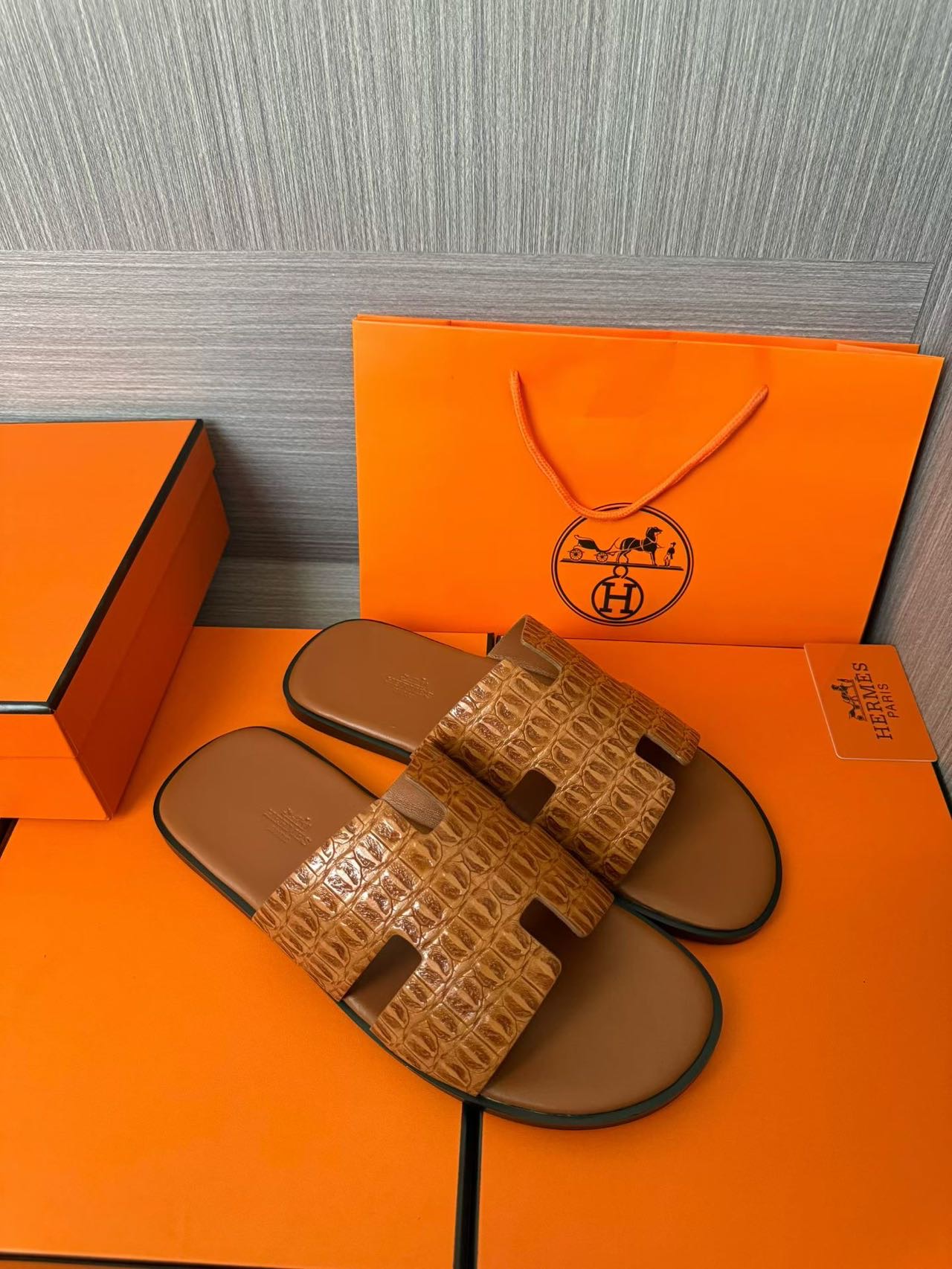 Hermès 一比一 男女款 H 型鱷紋皮革涼拖 焦糖棕經典| 14 Hermès 一比一 男女款 H 型鱷紋皮革涼拖 焦糖棕經典