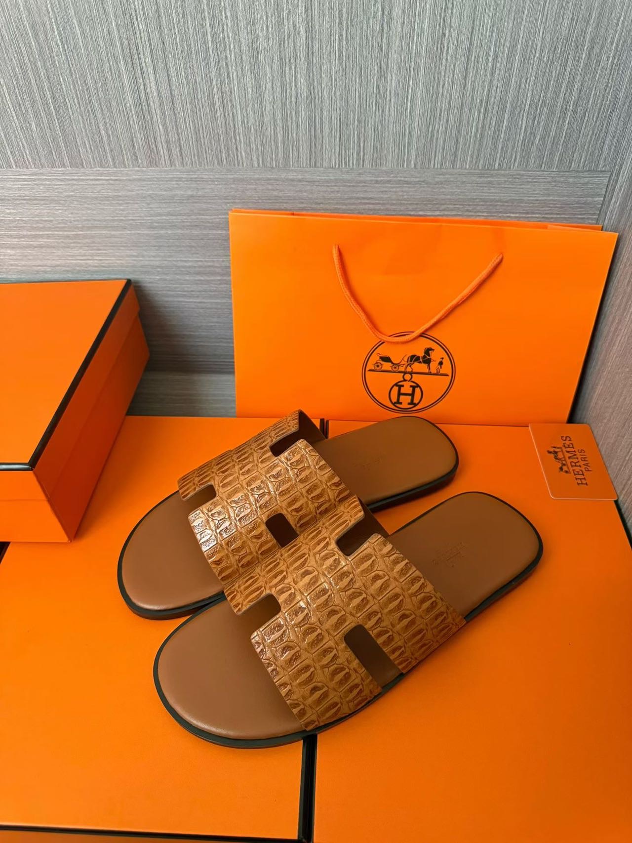 Hermès 一比一 男女款 H 型鱷紋皮革涼拖 焦糖棕經典| 13 Hermès 一比一 男女款 H 型鱷紋皮革涼拖 焦糖棕經典