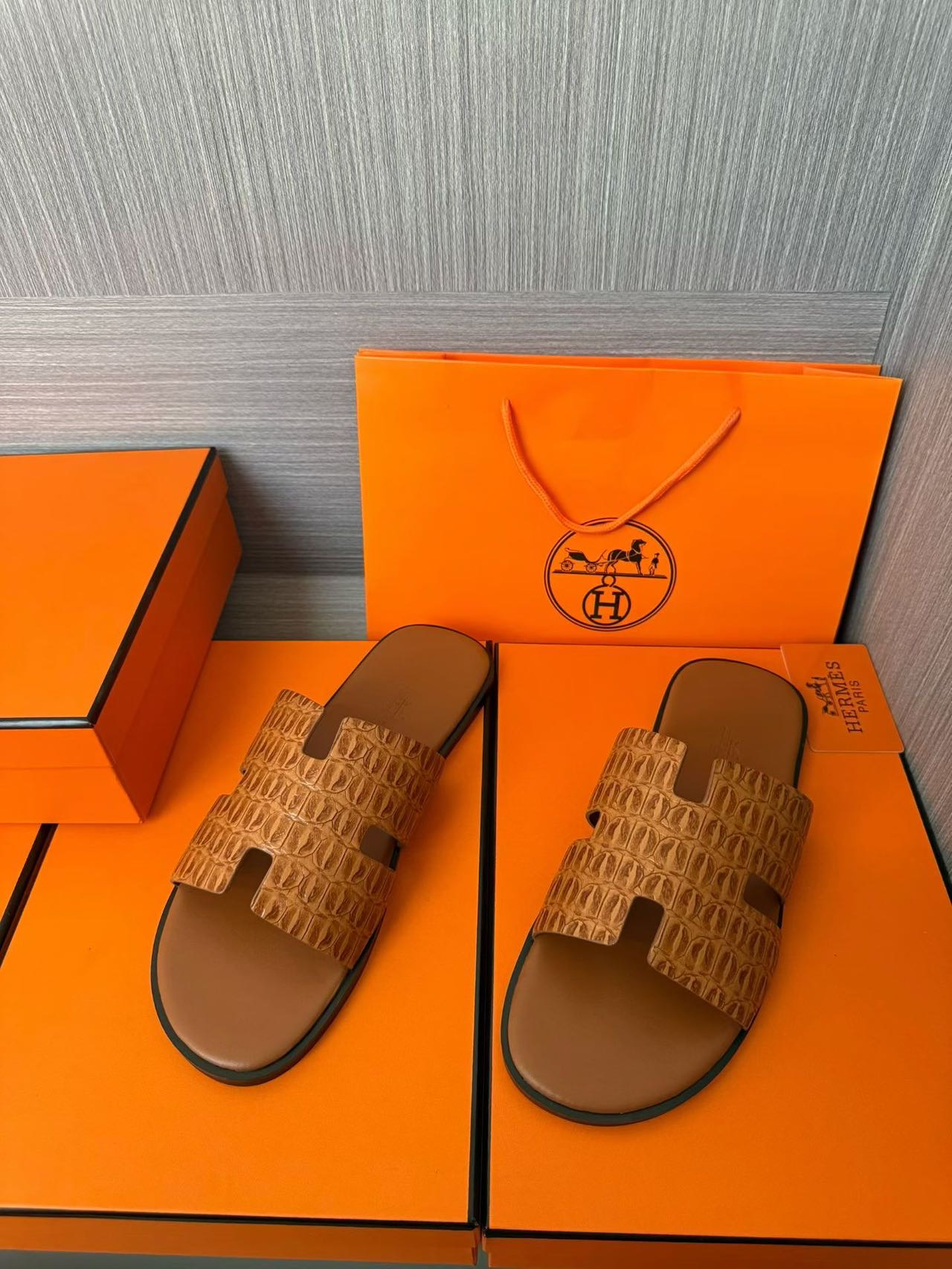 Hermès 一比一 男女款 H 型鱷紋皮革涼拖 焦糖棕經典| 12 Hermès 一比一 男女款 H 型鱷紋皮革涼拖 焦糖棕經典