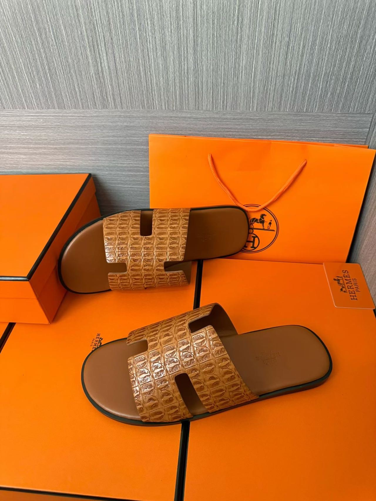Hermès 一比一 男女款 H 型鱷紋皮革涼拖 焦糖棕經典| 11 Hermès 一比一 男女款 H 型鱷紋皮革涼拖 焦糖棕經典